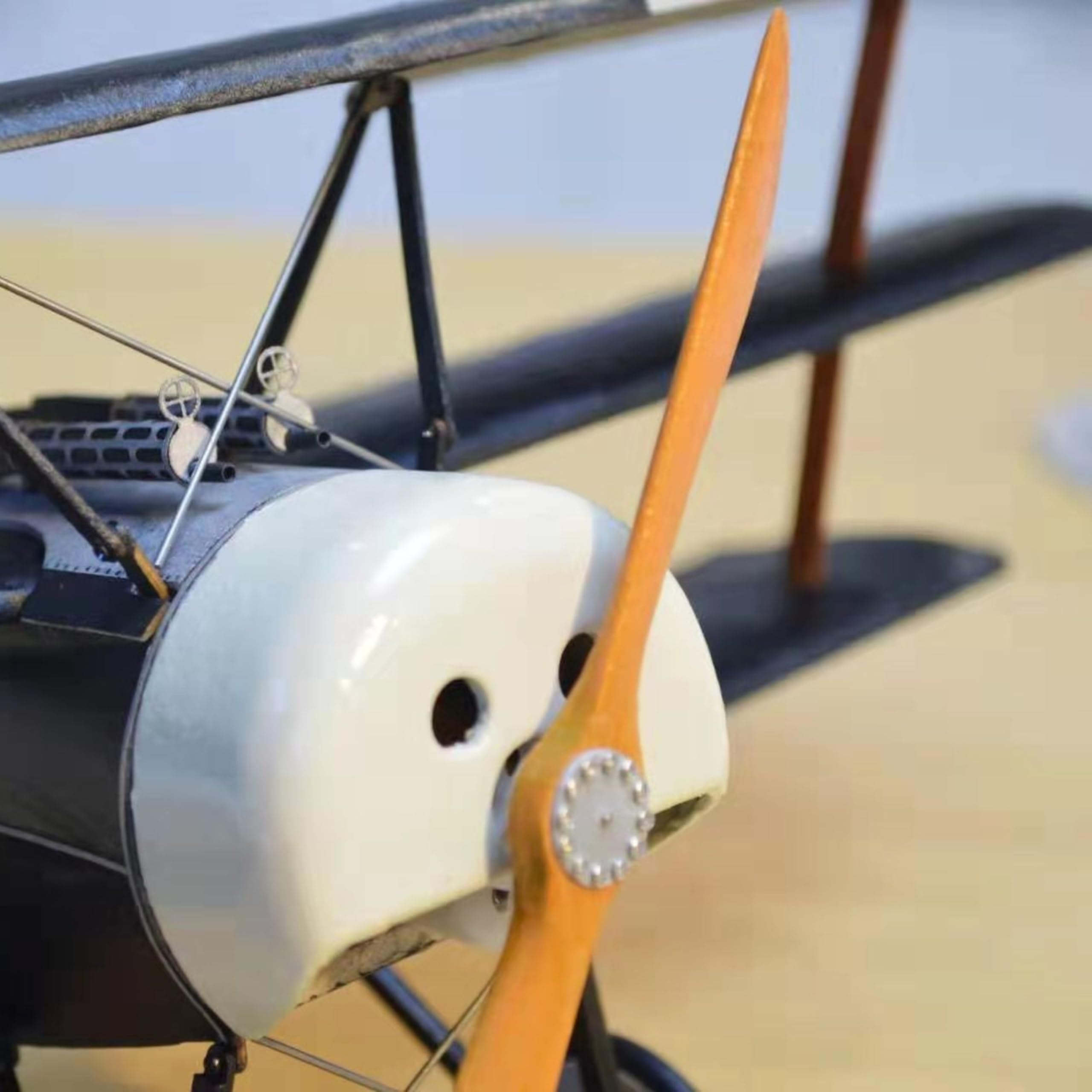 Fokker Dr.1 Slow Flyer Modellflugzeug Kit, Maßstab 1:20, 358 mm Spannweite, RC Flugzeugmodell Baukasten, Modell Flugzeug zum selbst Bauen, gelaserte Balsa Holz Bauteile, 358 x 280 x 135 mm, 48 g RTF