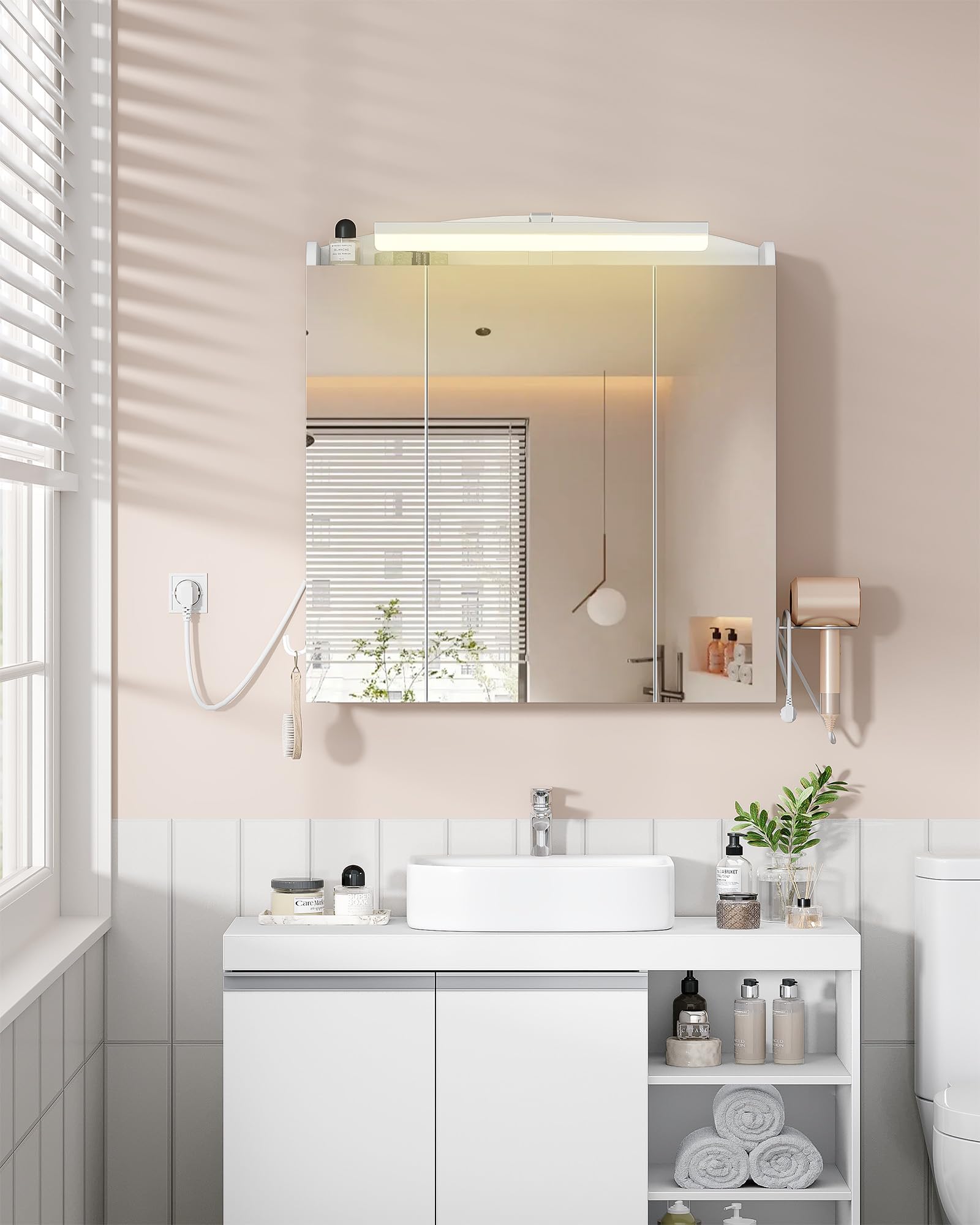 Hzuaneri Specchio Bagno Contenitore, Mobiletto a Specchio con LED e Presa Multipla 2AC+2USB, Porta Asciugacapelli e Ganci, Interruttore e Spina, Ripiani Regolabili, 16,5x70x75cm, Bianco MC00603XEU