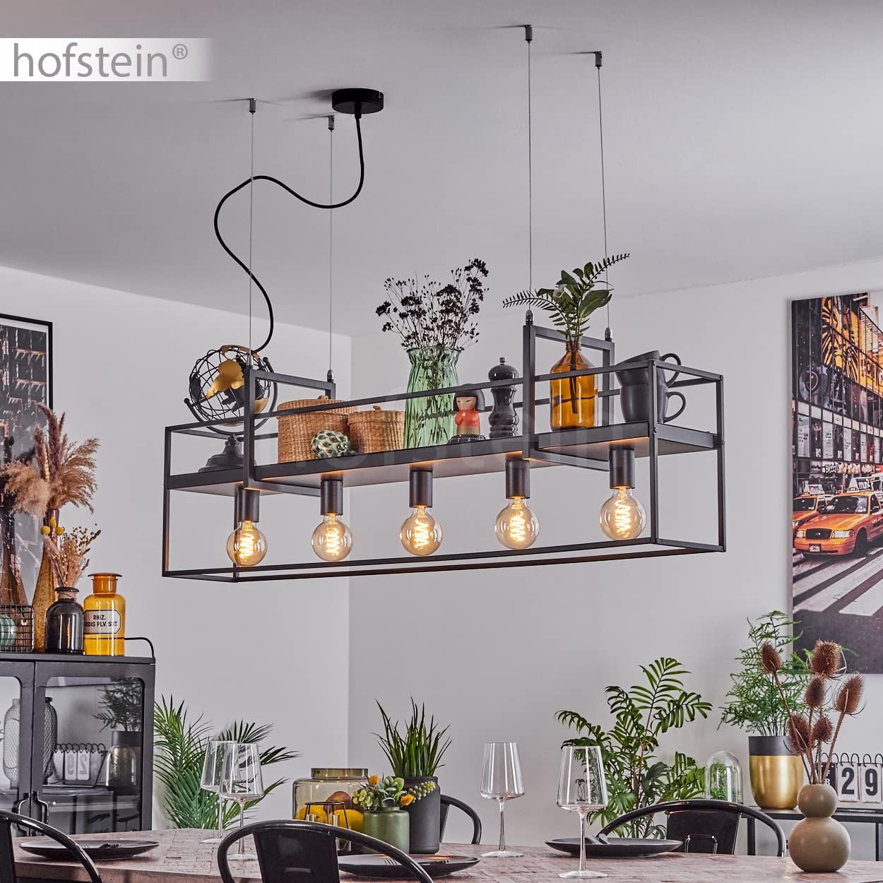 Hofstein Victorine Pendant Lamp установлен над обеденным столом