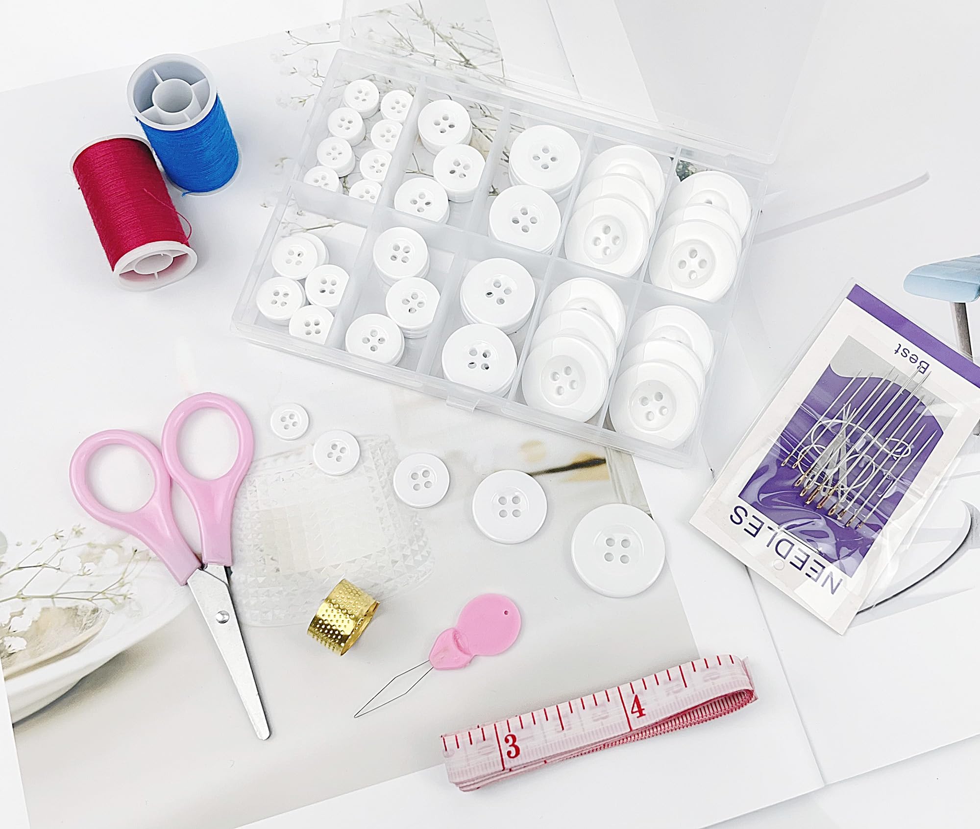 100 botones de costura blancos de borde ancho, botones de manualidades de 4 agujeros, 5 tamaños, con caja de almacenamiento de compartimentos, adecuados para costura, botones de camisa de traje,