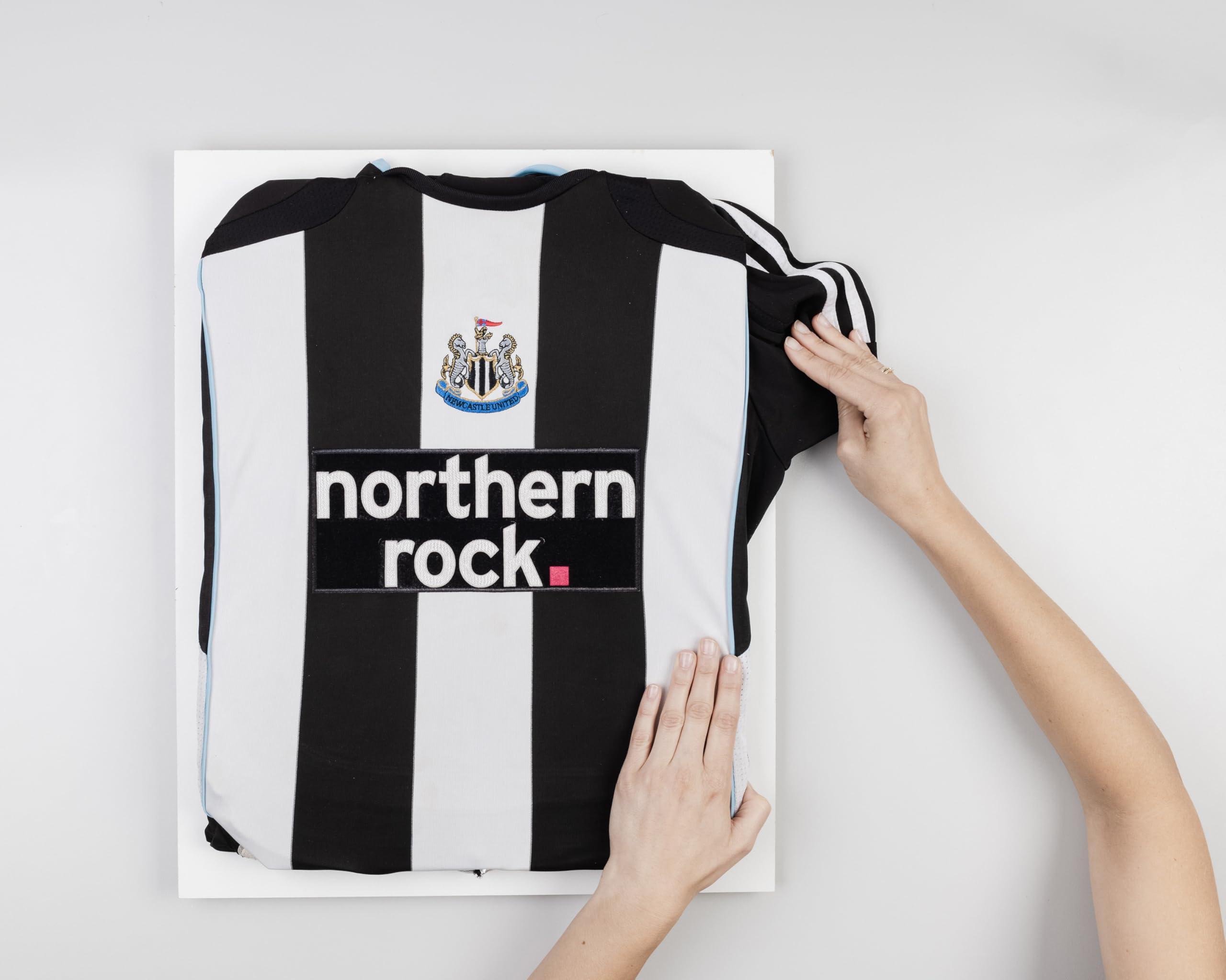 ARTIS - Bilderrahmen für Trikot Premium - Trikotrahmen Fußball aus Holz - Objektrahmen 53,4x63,4x5 cm - Handball, Volleyball Trikot Rahmen – Jersey Frame für Sporttrikots – Frametheshirt Schwarz