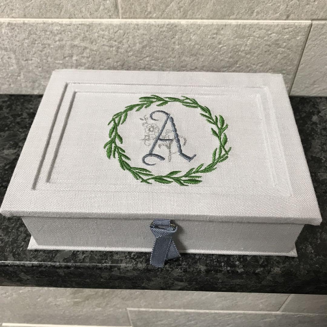 Amazon.co.jp: カルトナージュ アクセサリーボックス Aイニシャル刺繍