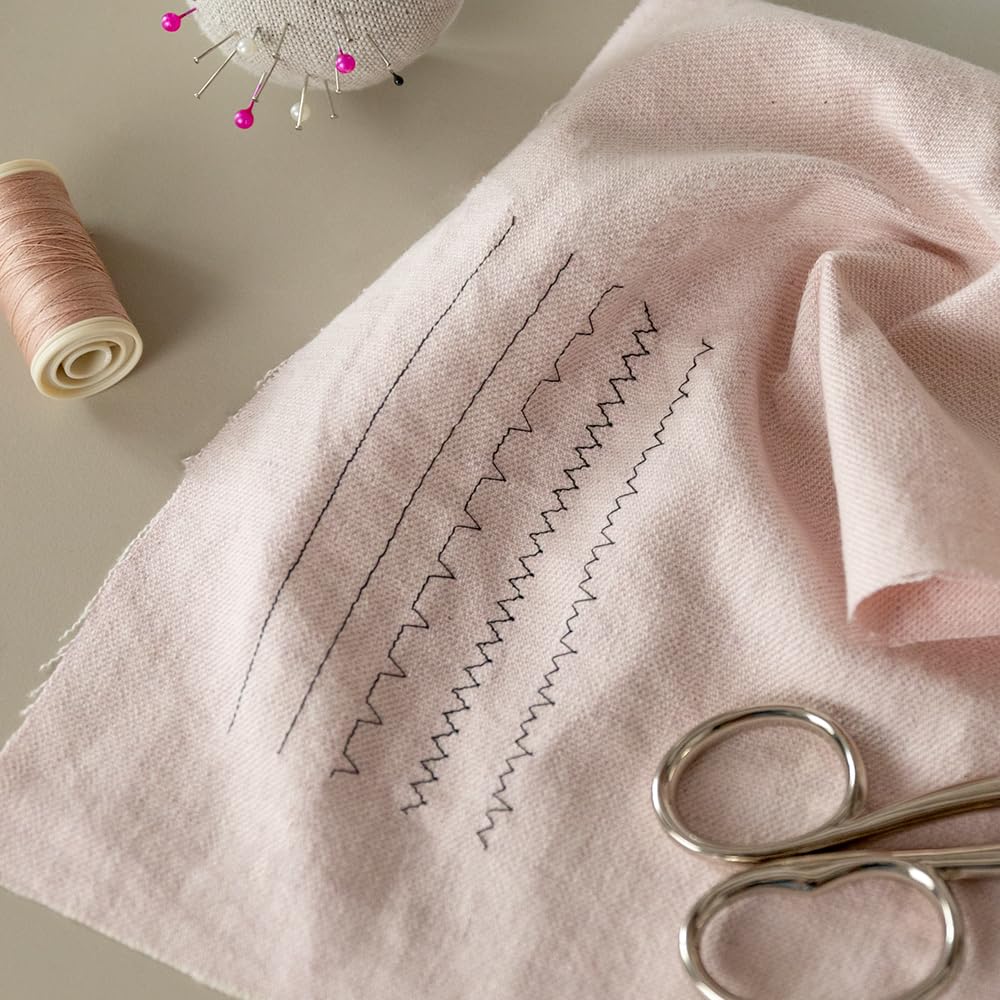 Cecotec Macchina da Cucire 15 Punti BelleCouture 1500. Asola Manuale in 4 Tempi, Regolatore di Asola, Tensione del Filo Regolabile e Kit di Accessori, Compatta e Portatile