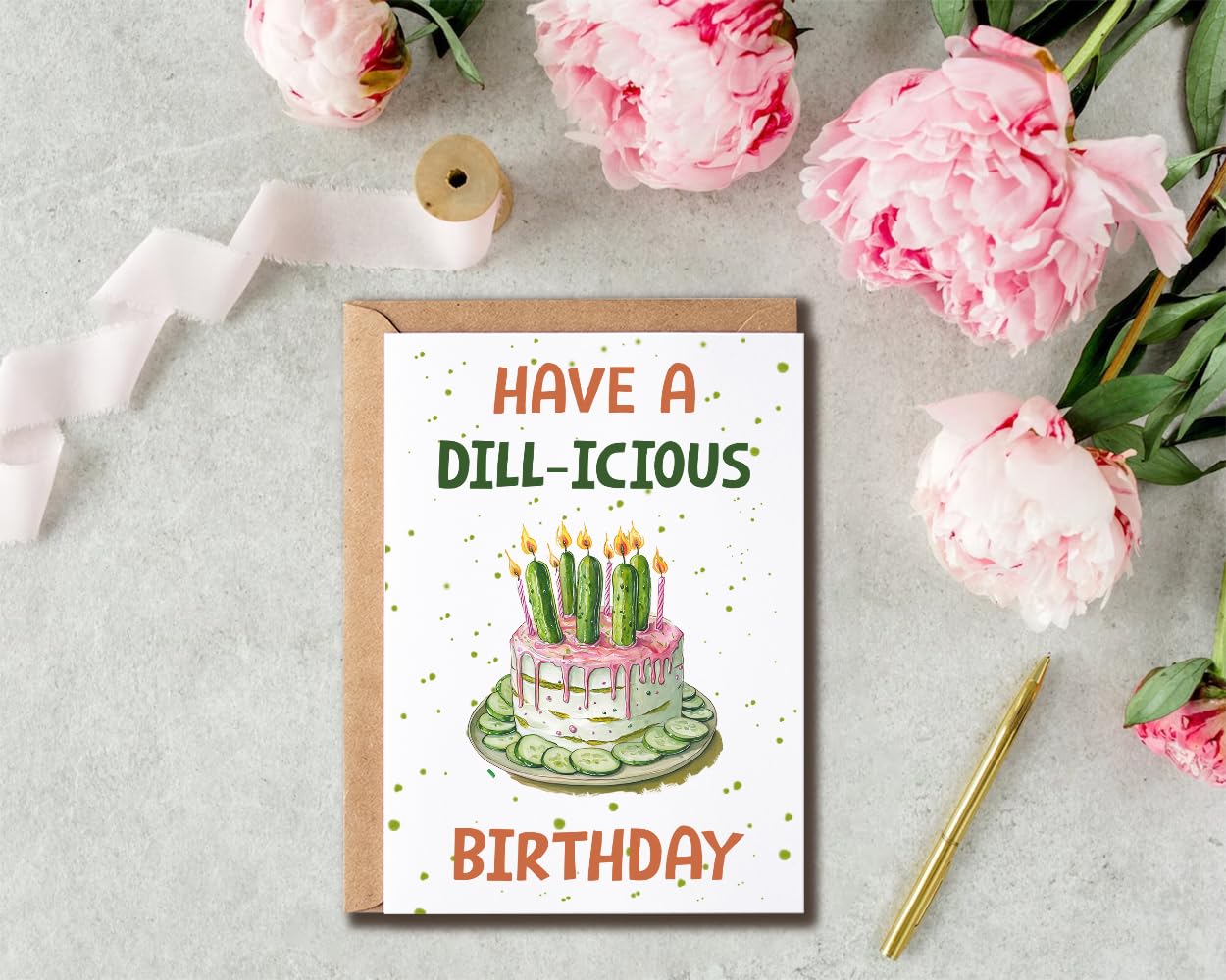 Tarjeta de cumpleaños con texto en inglés "Have a Dill-icious", tarjeta de cumpleaños de pepinillos, bonita tarjeta de pepinillo, tarjeta de feliz cumpleaños, tarjeta de cumpleaños punny,