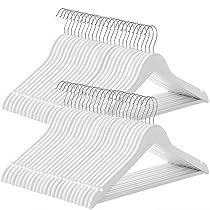 SONGMICS Grucce Legno, 50 Pezzi, Appendiabiti con Scanalature su Spalle, Barra Portapantaloni Antiscivolo e Gancio Girevole a 360° per Completi Camicie Cappotti, Bianco e Argento CRW03W-50