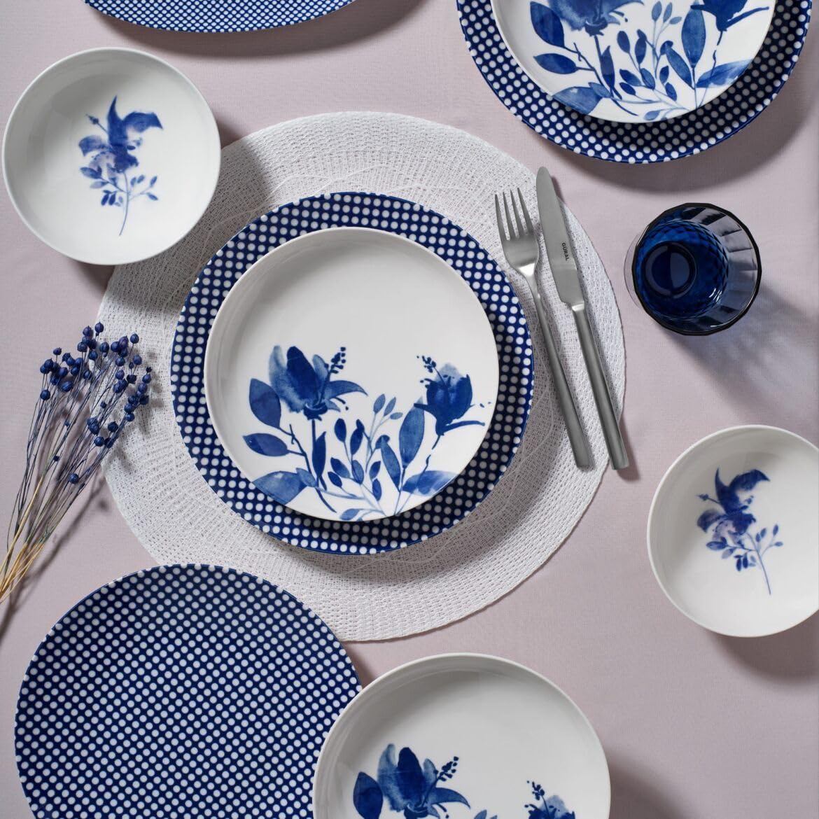 Elegancki 14-częściowy serwis obiadowy, 100% porcelana, niebieski i biały | w zestawie talerze do serwowania, talerze deserowe i talerze do serwowania | można myć w zmywarce i używać w kuchence