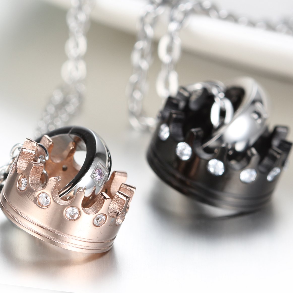 OIDEA Collana per Coppia Lovers Collana in Acciaio Inox Pendente Anello Corona Imperiale Mosaico zircone Regalo per Amante Nero Oro(1 Coppia) Regalo Perfetto