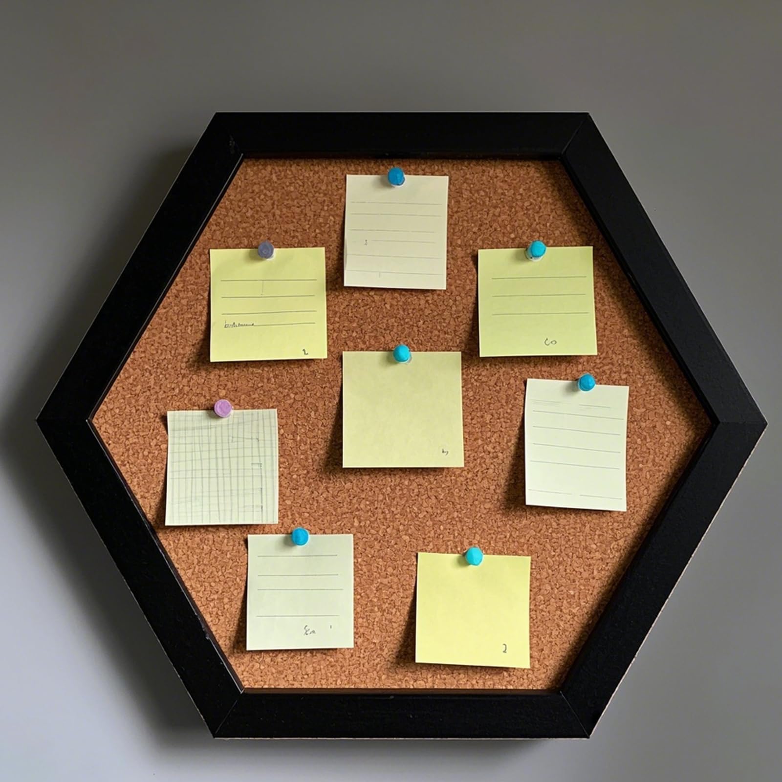 HAKZEON Lot de 6 tableaux d'affichage hexagonaux en liège avec cadre noir, tableau d'affichage hexagonal épais et moderne avec 48 punaises pour la maison, le bureau, l'école