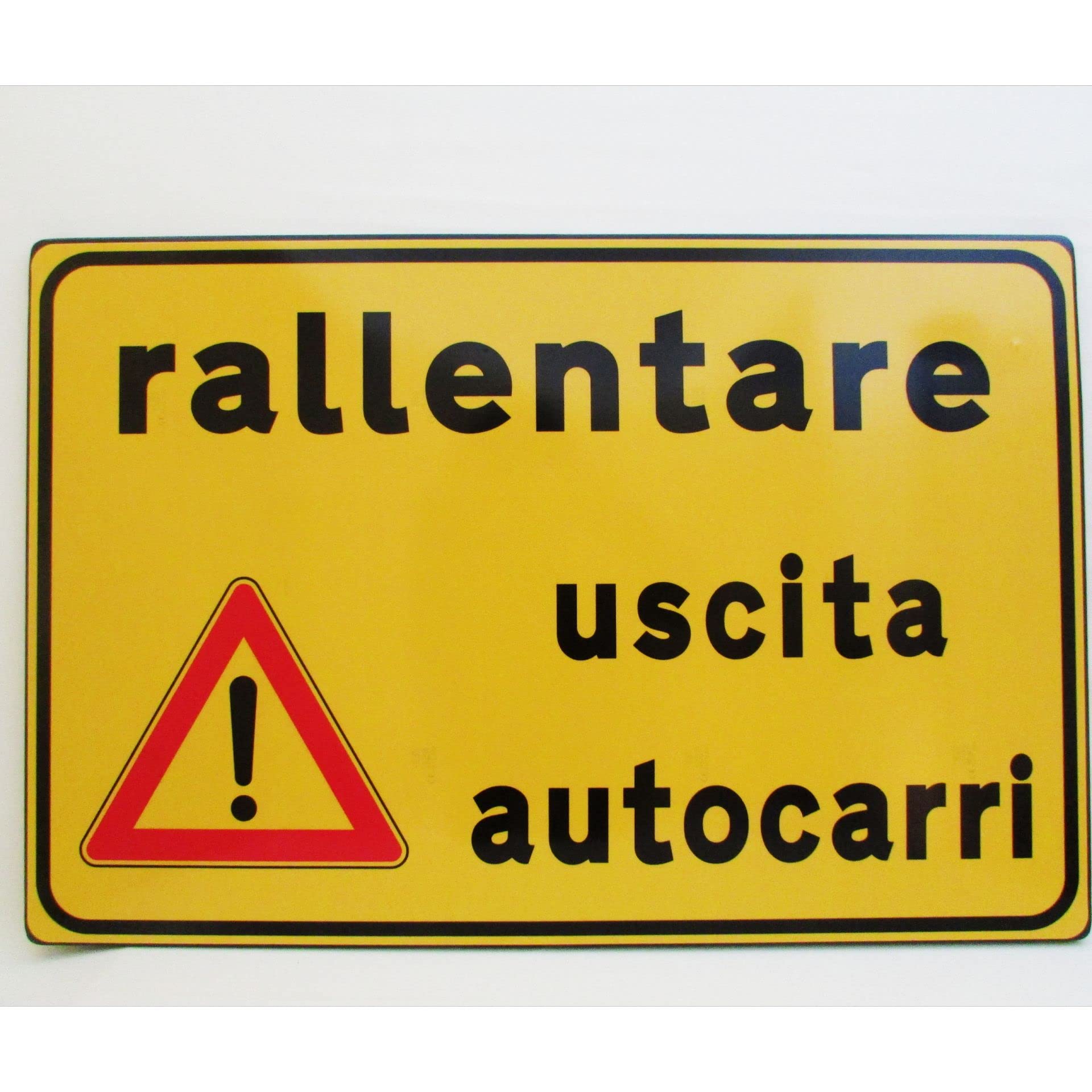 CARTELLO IN LAMIERA SCATOLATA RETTANGOLO 60X40 cm - Rallentare, attenzione uscita autocarri - SEGNALE CATARIFRAGENTE CON CAVALLETTO (CARTELLO + CAVALLETTO)