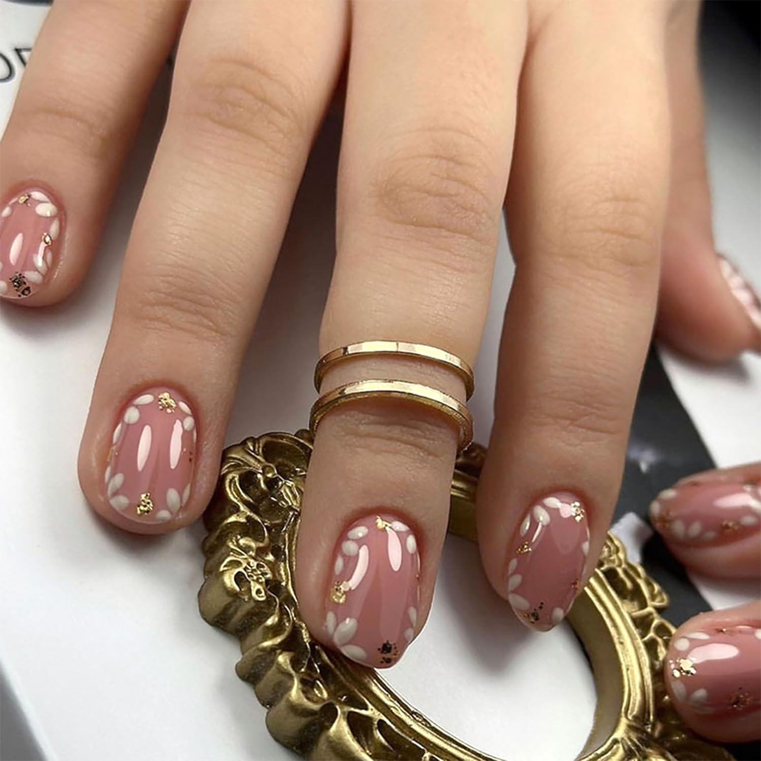 24Pcs Flower Press on Nails Short Oval Fake Nails with Black White Flower Design Nude False Nails Full Cover Artificial Glue on Nails Glossy Stick on