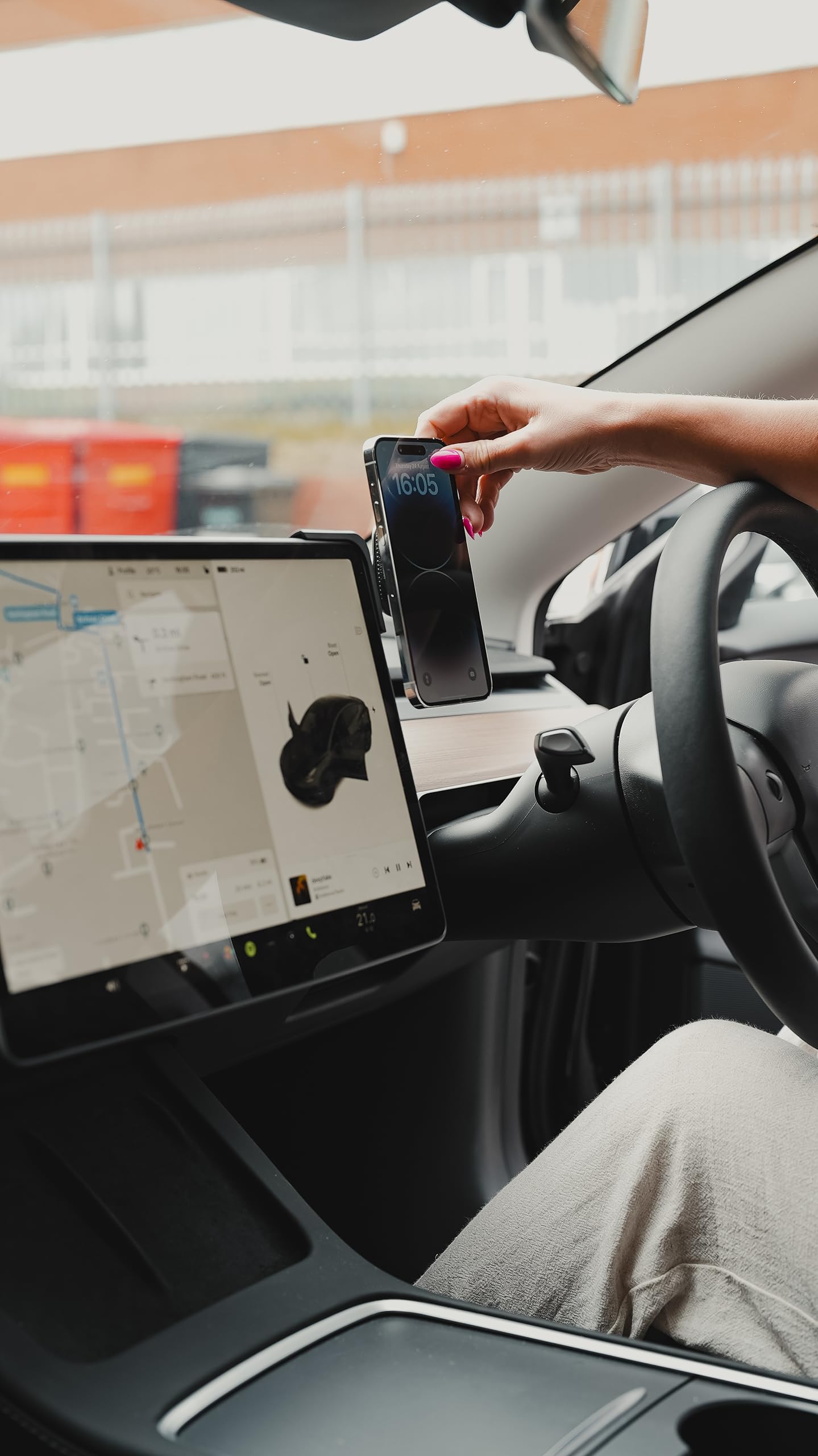 Uchwyt do telefonu Tesla MagSafe uchwyt samochodowy kompatybilny z modelami 3 / Y/S (2021) / X (2021) kompatybilny ze wszystkimi telefonami iPhone 16, 15, 14, 13 i iPhone 12