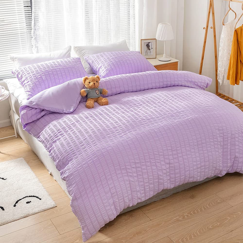 Parure de lit 2 personnes violette pour créer une chambre moderne