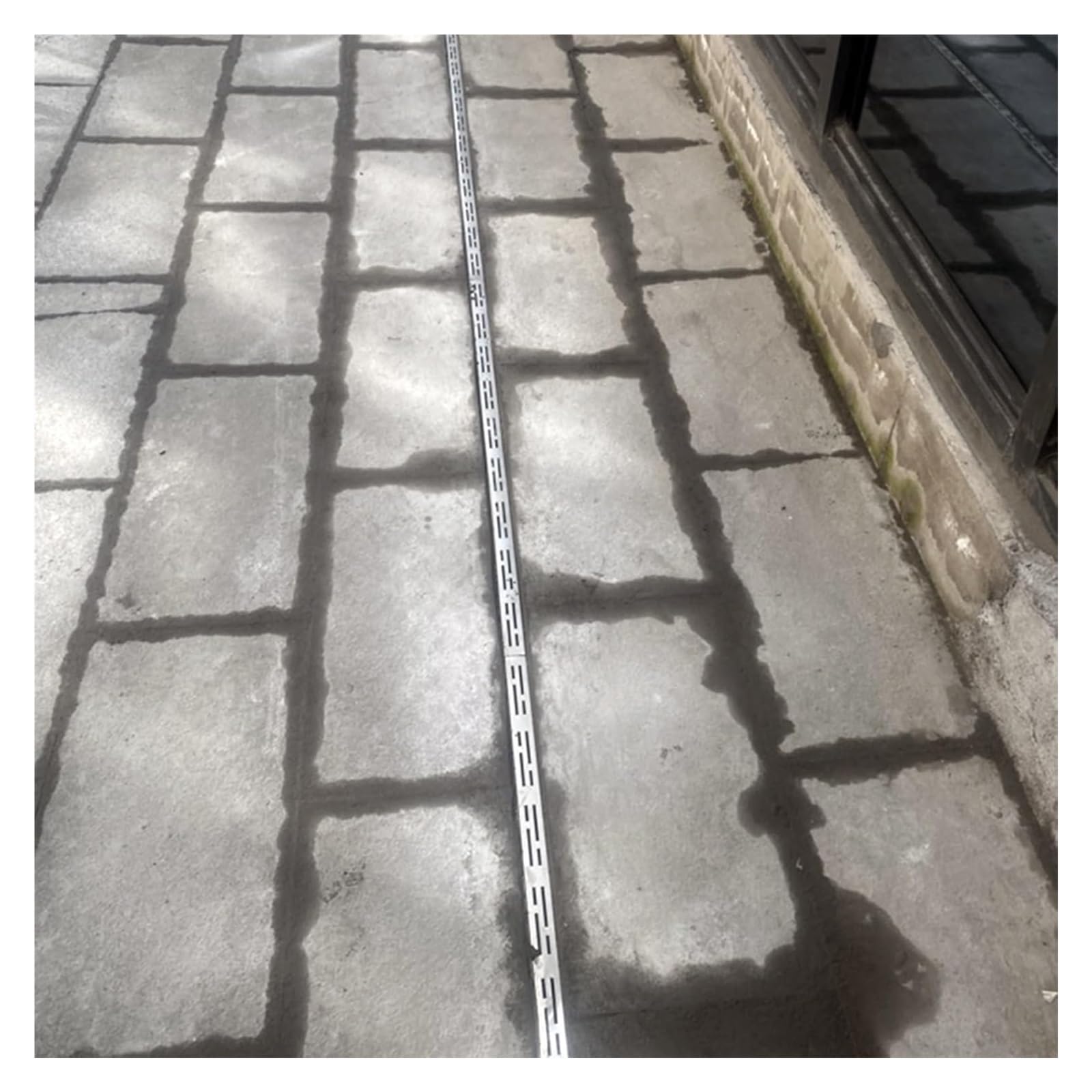 Grille de caniveau inox anti-engorgement pour douche italienne et drainage de terrasse