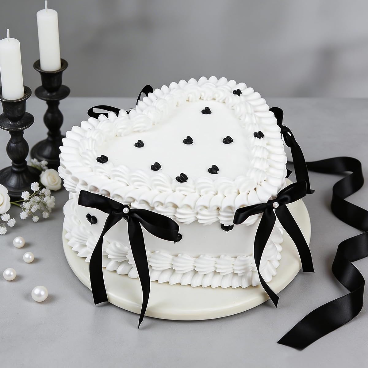 Pastel falso con lazo negro de 6 pulgadas – Pastel artificial realista para boda, decoración de mesa de postre coqueta, pastel falso reutilizable para fotografía, aniversario, decoración de fiesta de cumpleaños (blanco y corazón)