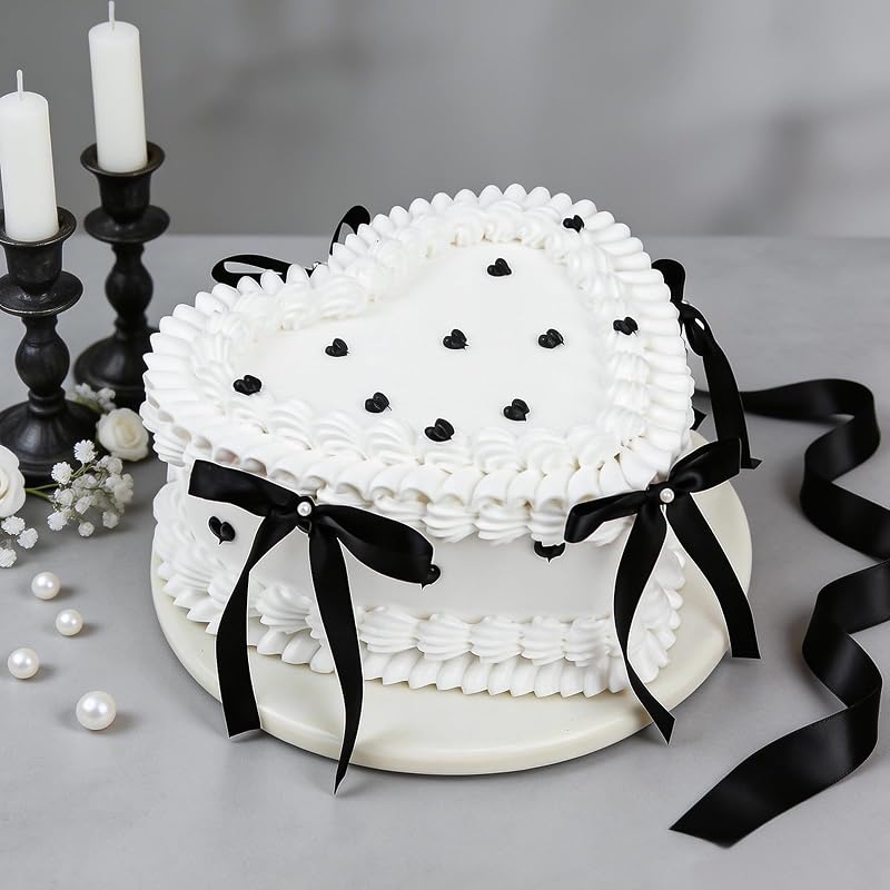 Pastel falso con lazo negro de 6 pulgadas – Pastel artificial realista para boda, decoración de mesa de postre coqueta, pastel falso reutilizable para fotografía, aniversario, decoración de fiesta de cumpleaños (blanco y corazón)