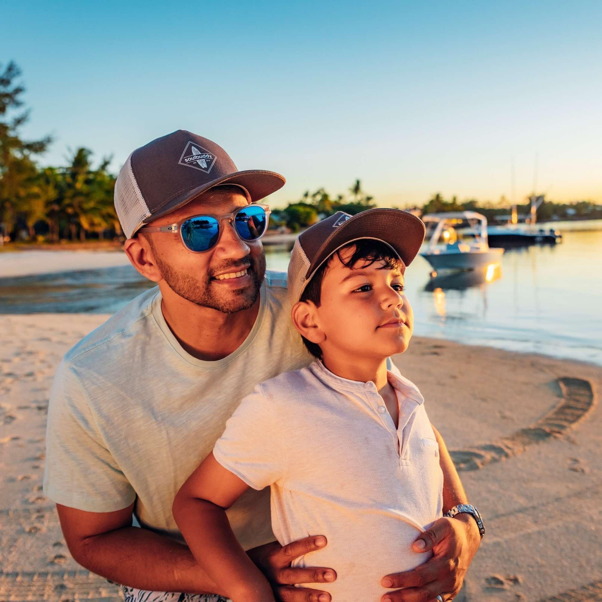 Soulbuddy Trucker Cap 2er-Set Vater & Sohn – Partnerlook - Mini-Me Baseball Cap Herren & Kinder – Bequem & atmungsaktiv – Geschenk zum Vatertag Cap Bundle – One Size + 1 Kinder Cap Größe S, M oder L
