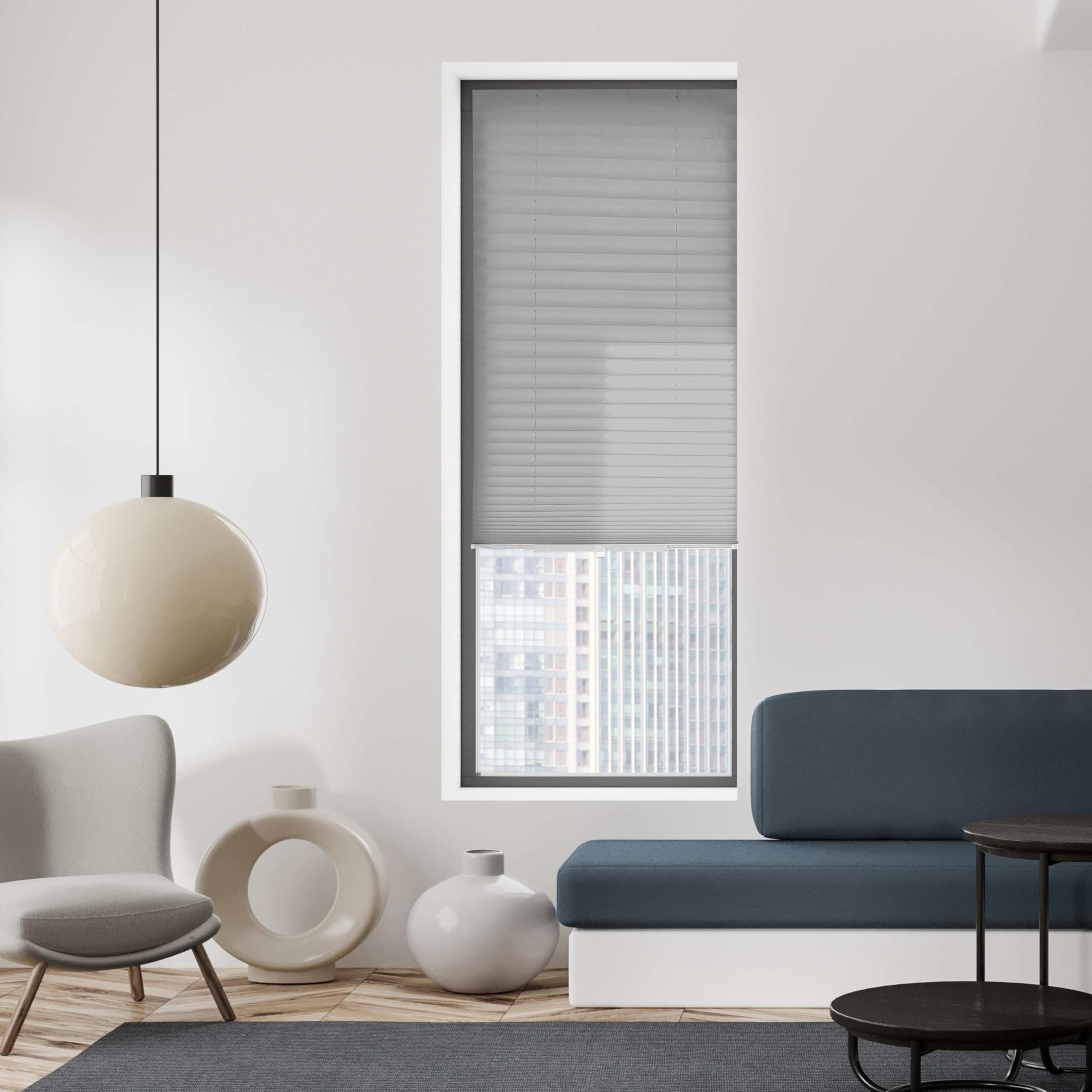 Store plissé réglable velcru gris pour l'intimité de votre salon