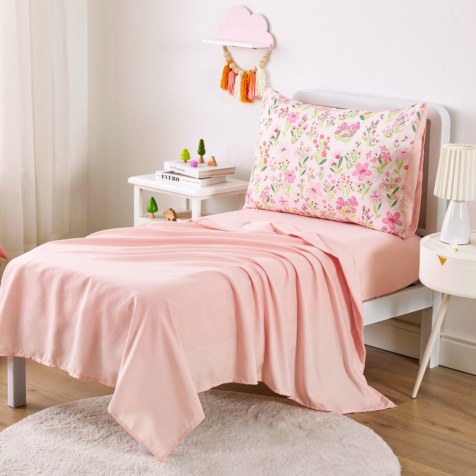 Wake In Cloud - Juego de ropa de cama floral para niñas, bonitas flores botánicas coloridas, juego de cama suave de 4 piezas para cuna que incluye edredón, sábanas y funda de almohada, rosa claro