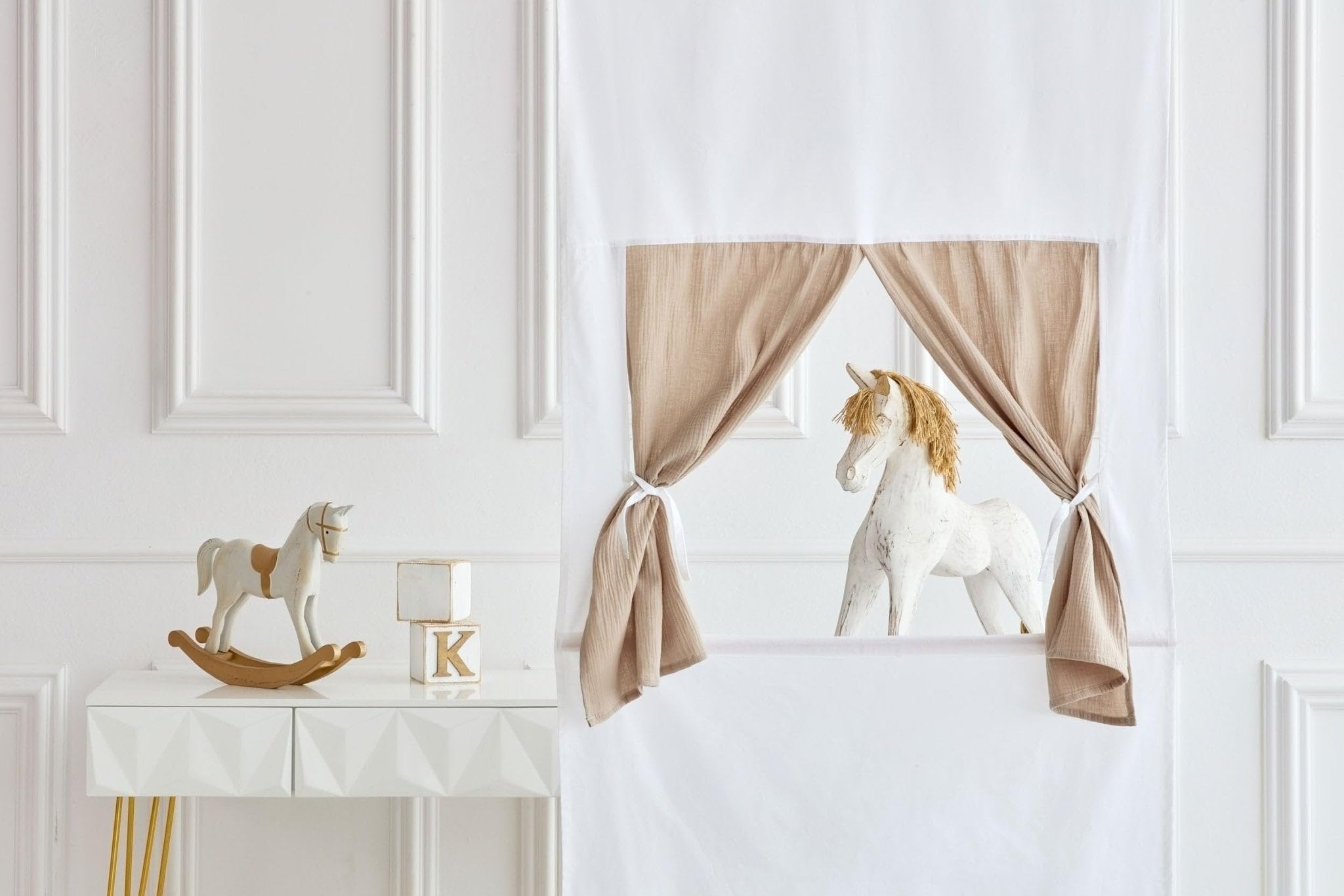 KraftKids Puppentheater Kasperletheater für Türrahmen, Wimpelgirlande und zurückbindbarer Vorhang, Musselin Beige aus 100% Baumwolle, 90 × 200 cm, handgefertigt EU