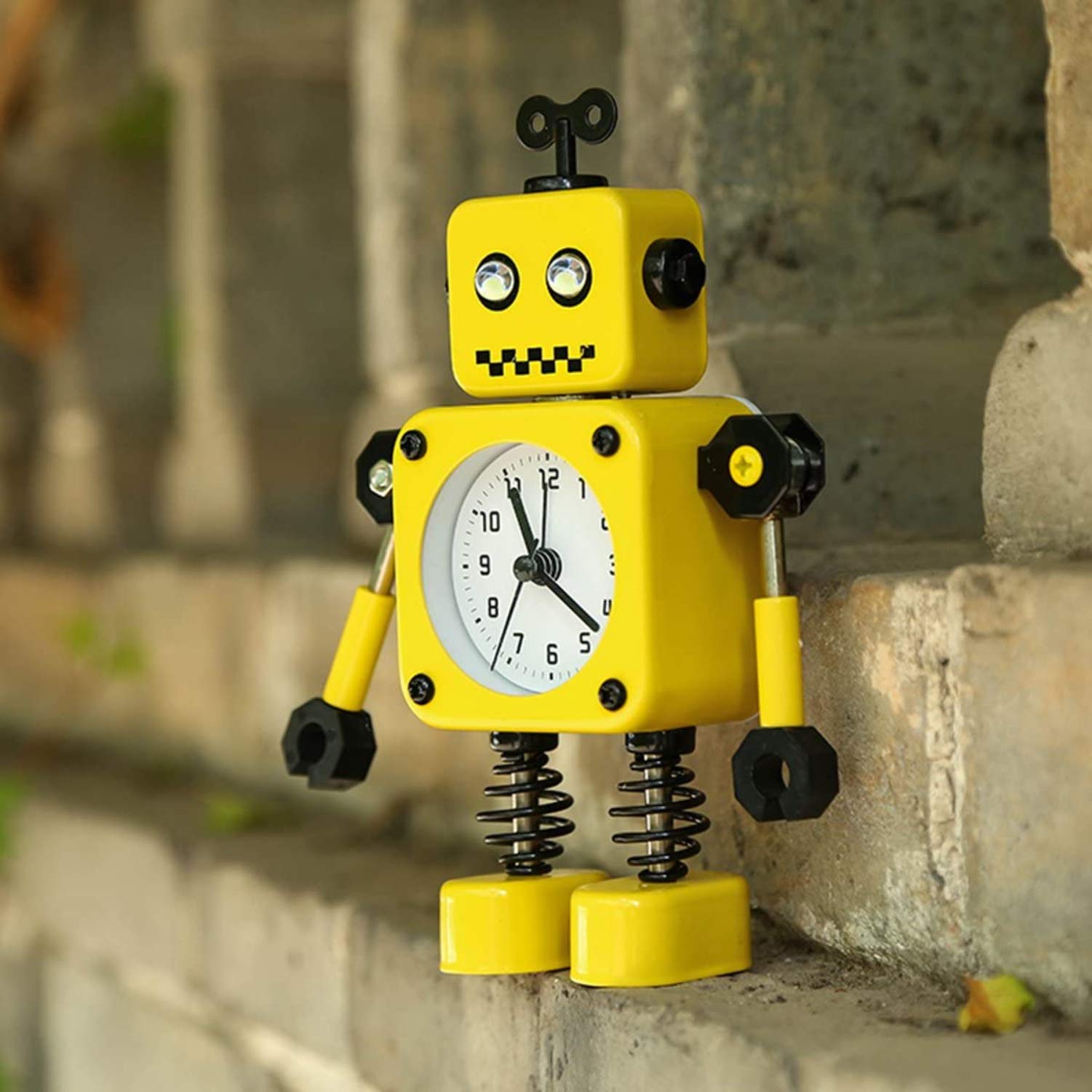 Diskary Reloj Despertador en Forma de Robot de Acero Inoxidable, Silencioso, con Ojos Que se Iluminan y Brazos Giratorios, un Regalo Ideal para Niños y Niñas (Amarillo)