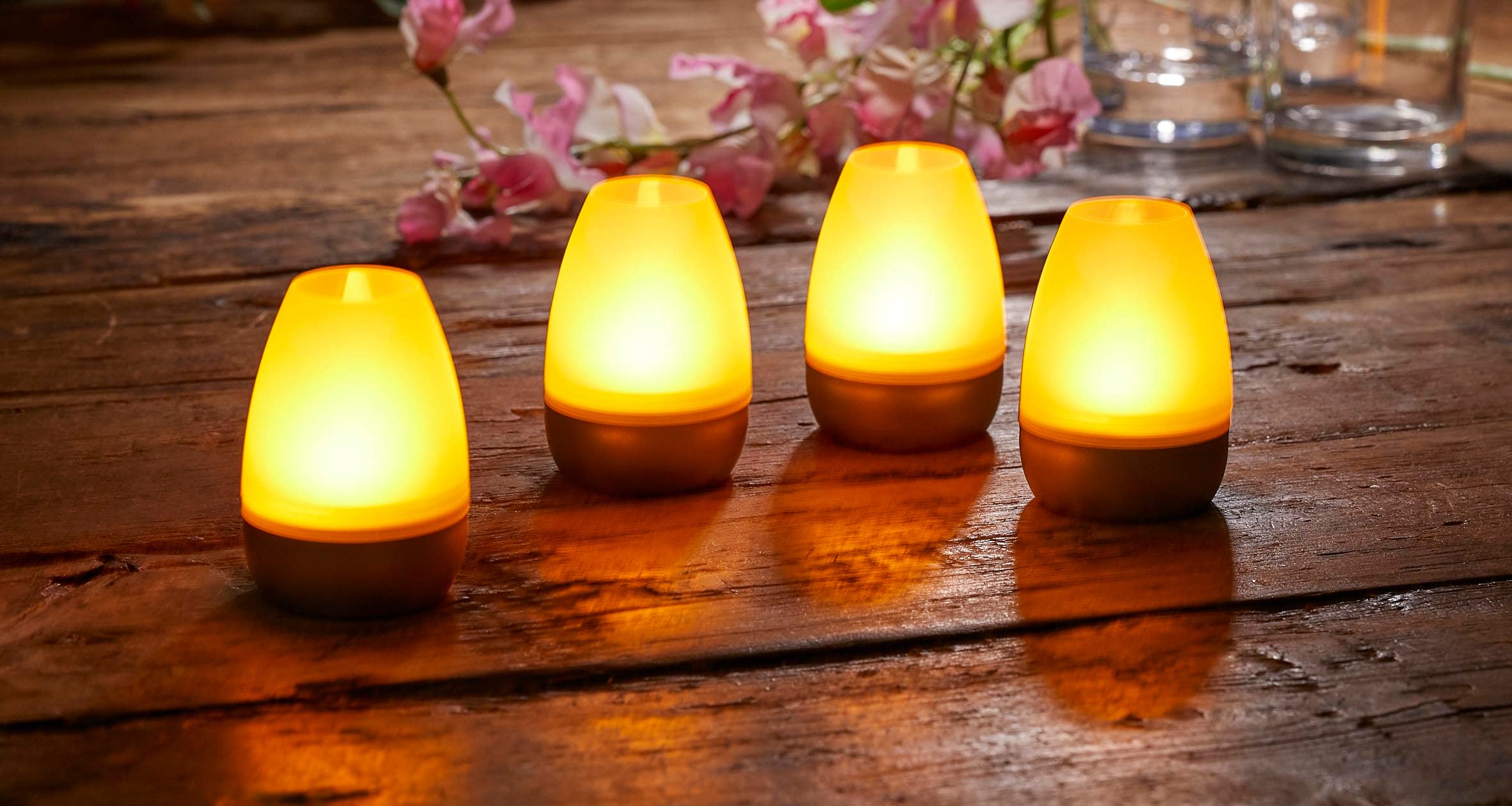 Northpoint LED Akku Lounge Lights 4er-Set mit Touchsensor Kabellos für Innen und Außen RGBW Flackereffekt mit Ladestation ca. 7 cm hoch (Silber Matt)