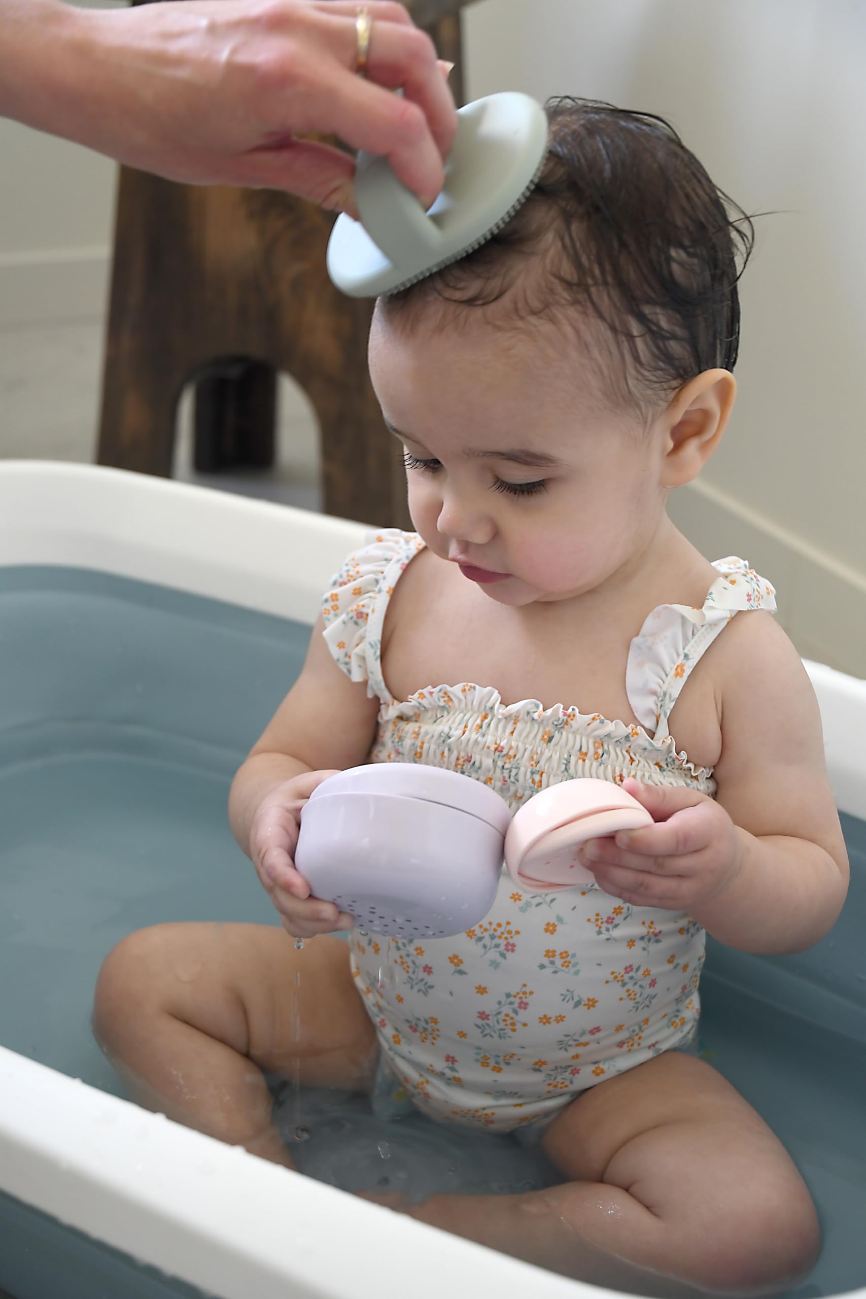 BÉABA, Brosse de Bain pour Bébé en Silicone, Toilette Bébé, 2 Côtés, Poils Fin pour Masser bébé, Poils épais pour croûtes de lait, 100% Silicone Doux, Vert de gris