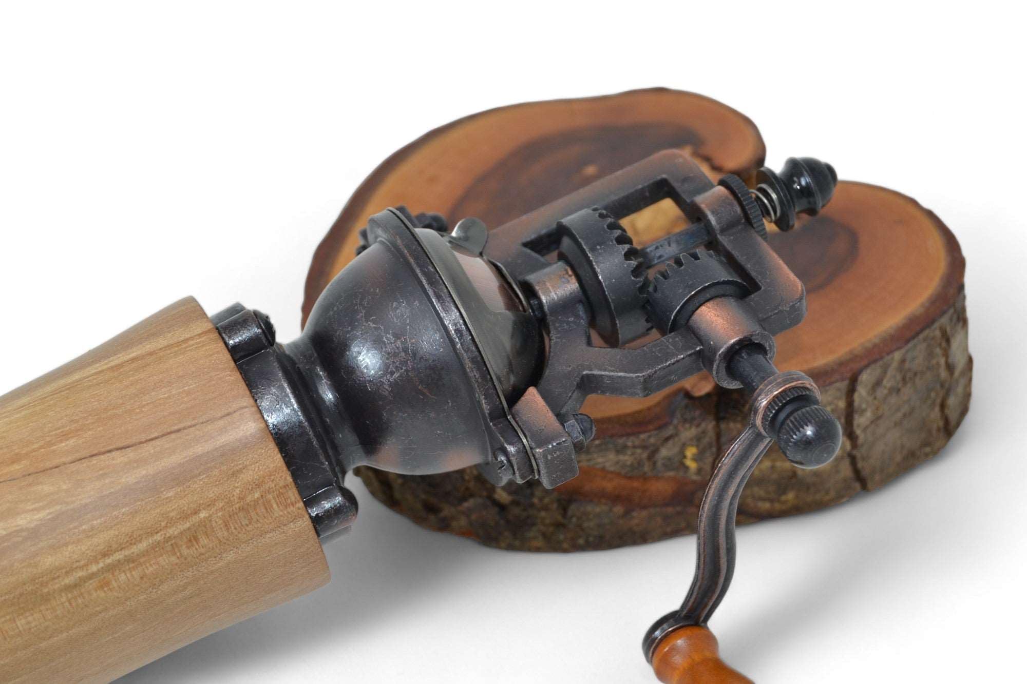 Manuelle Gewürzmühle aus Birnenholz mit Kurbel in Antik-Optik – Pfeffermühle & Salzmühle handgefertigt in Österreich, Keramikmahlwerk, ca. 20 cm, Geschenkidee