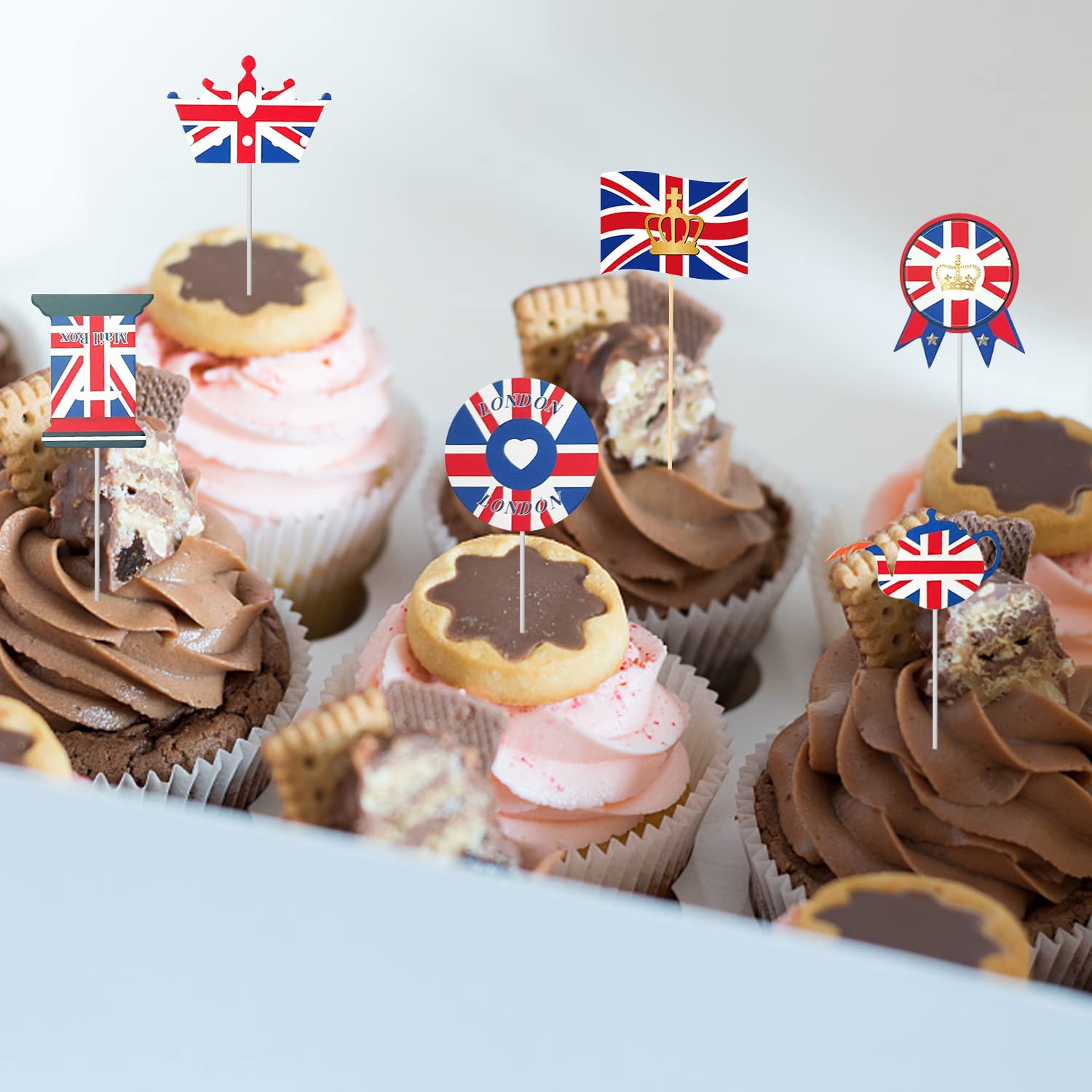 50 szt. topperów do ciasta (30 szt. platynowych topperów na ciasto jubileuszowe + 20 szt. topperów do ciasta Union Jack), platynowe ozdoby na babeczki z okazji 70. rocznicy królowej
