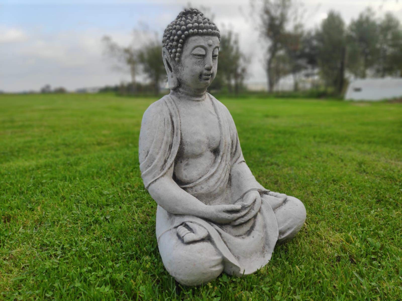 Statue de Bouddha méditant zen avec les mains sur les genoux moyen