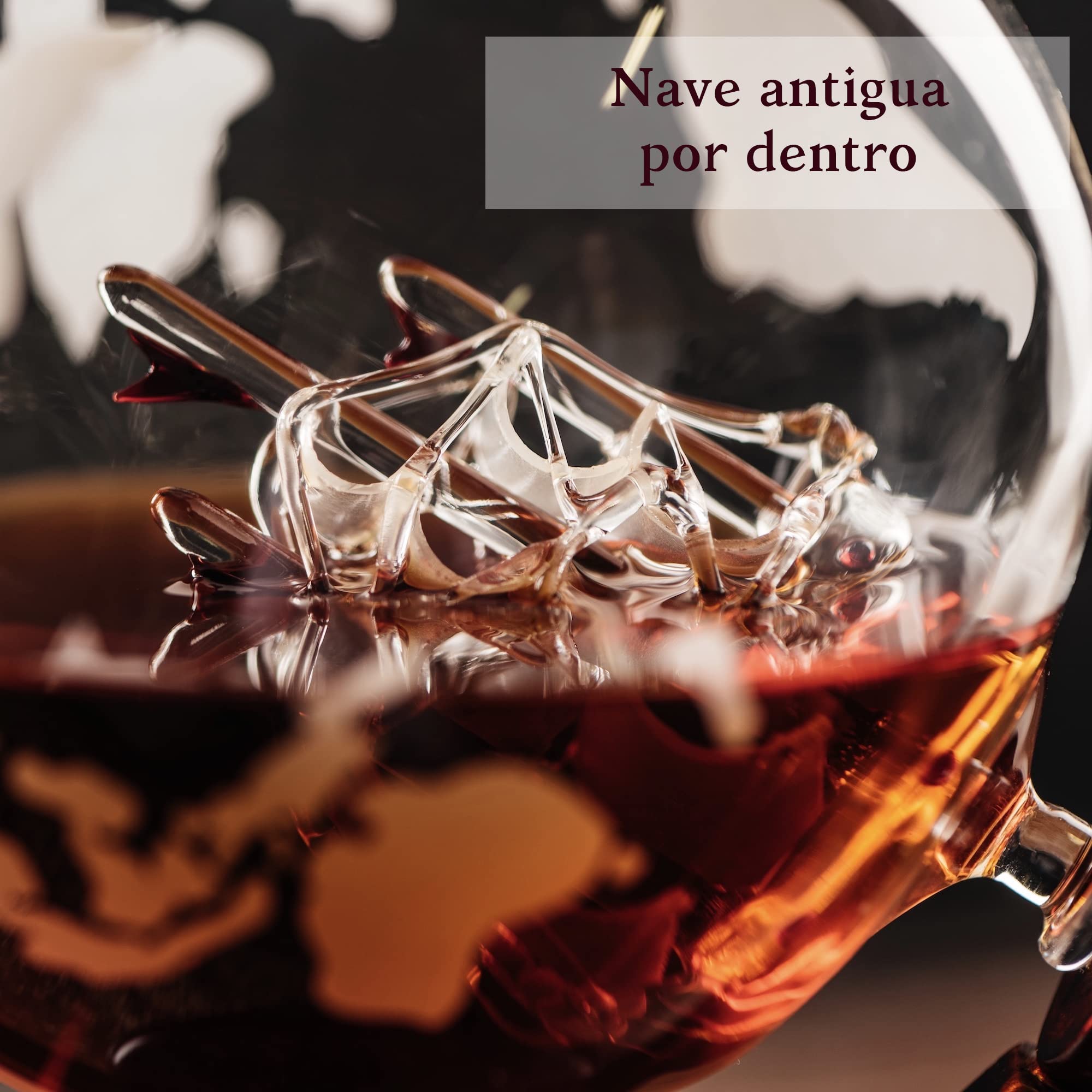 Kemstood Decantador de whisky con diseño de globo grabado (850 ml) - juego de regalo 2023, 4 vasos con el nuevo soporte de madera y asas, escocés, bermellón, vodka
