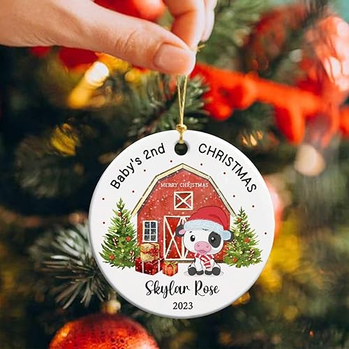 Vista 5 de Adorno de cerámica personalizado para la segunda Navidad del bebé, vaca lechera Feliz Navidad 2025, regalo personalizado para los amantes