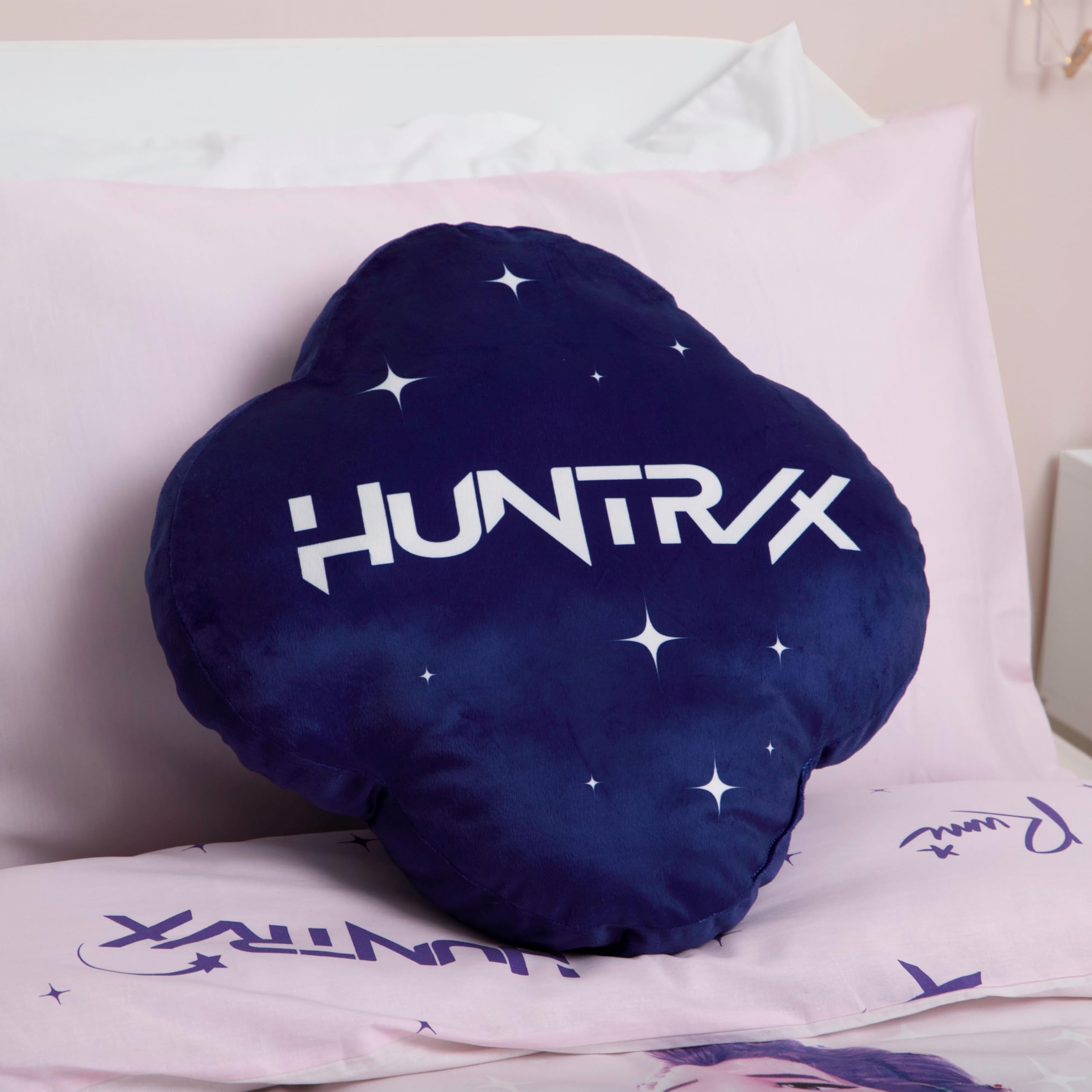 Cuscino sagomato con licenza ufficiale K-Pop Demon Hunters | Design Huntrix lampeggiante | Emblema che si illumina al buio | Perfetto per l'arredamento della camera da letto o del soggiorno 40 x 40 cm