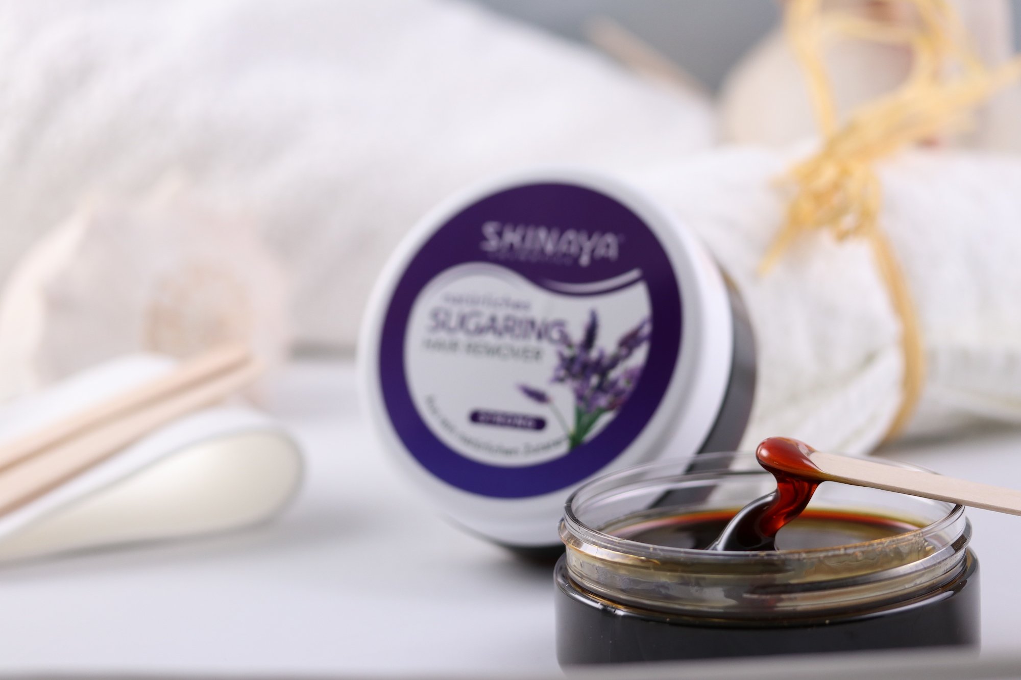 SKINAYA® PREMIUM ZUCKERPASTE SET ZUR HAARENTFERNUNG - 300 Gramm Sugaring Wachs Waxing Set (Lavendel) inkl. 15 Vliesstreifen und 5 Holzspatel