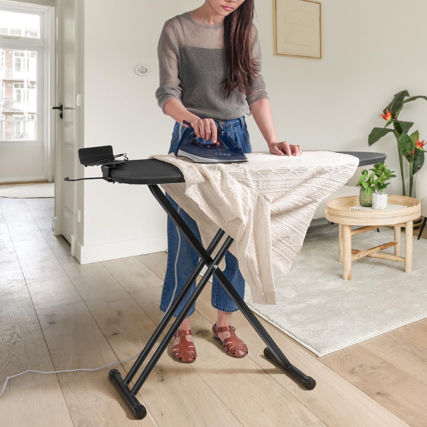Duwee Bügelbrett mit Drehbarer Bügeleisenhalter, Stabiles Gestell, 109x33cm | Schwarzes Bügelbrett mit Hitzebeständigem Bezug und 10 mm Dicker Filzauflage, Bügelbretter mit 7 Verstellbaren Höhen