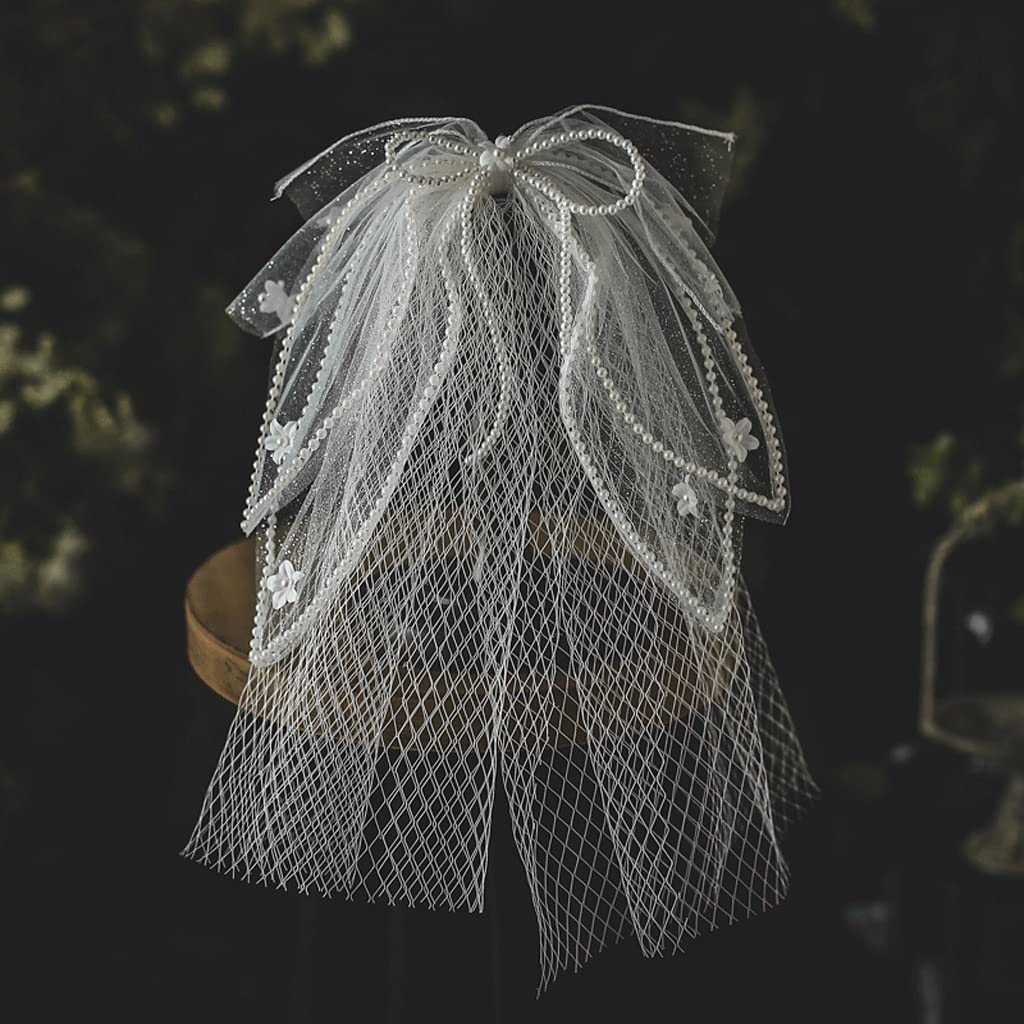Velo de novia corto para sesiones fotográficas de boda al aire libre