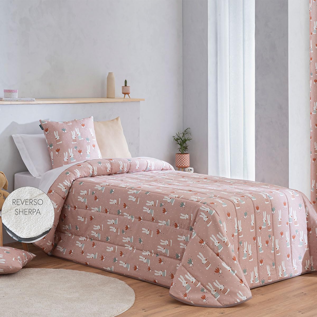 Edredón con reverso de SHERPA cama juveniles e infantiles, relleno de 150 gr y tejido borreguito suave de 220gr para la época de frío. Medida cama 105. Modelo estampado BUNNY. Incluye solo edredón