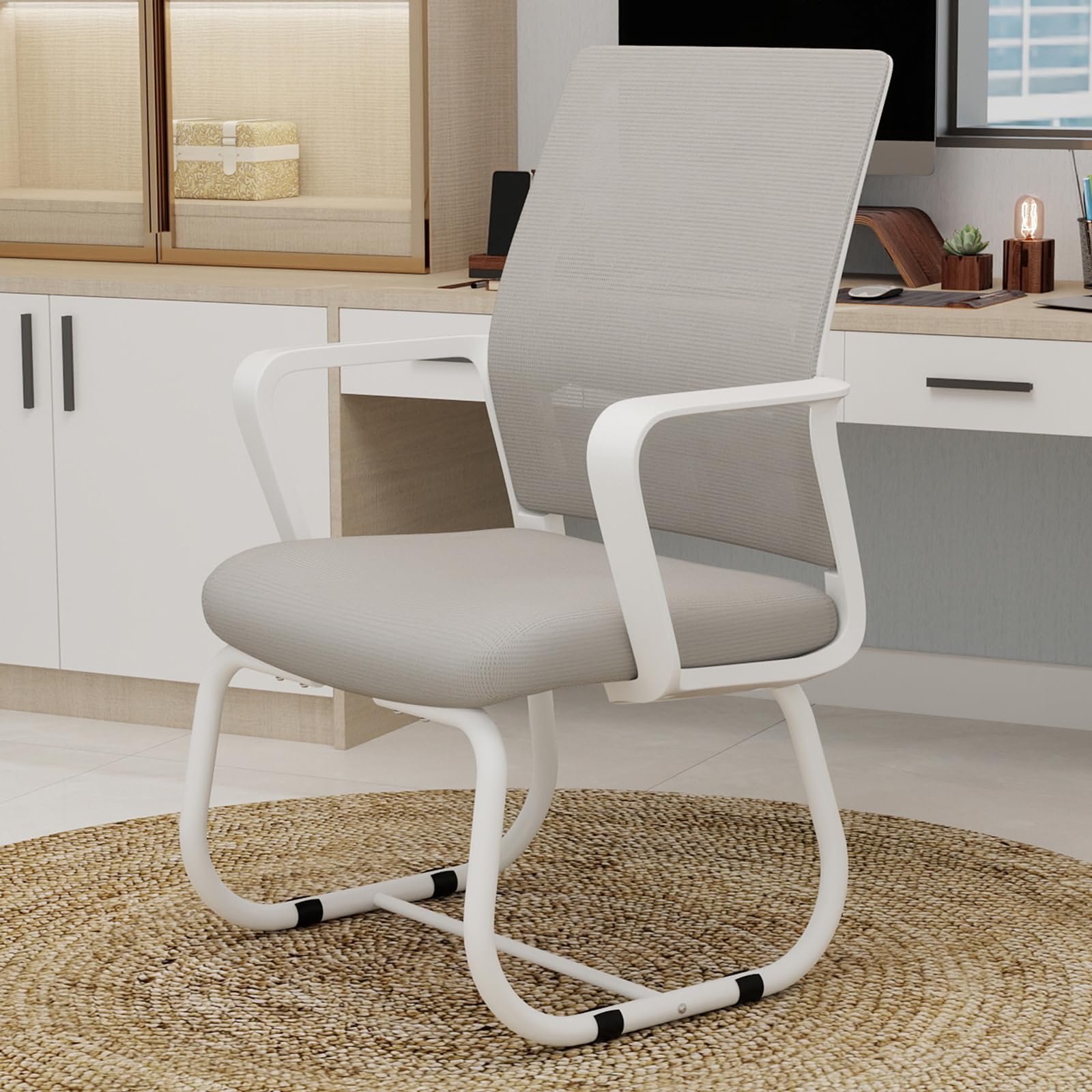 Silla de oficina sin ruedas - Silla voladizo moderna con reposabrazos, respaldo de malla y acolchado suave, silla de conferencias para oficina, oficina y hogar (blanco)