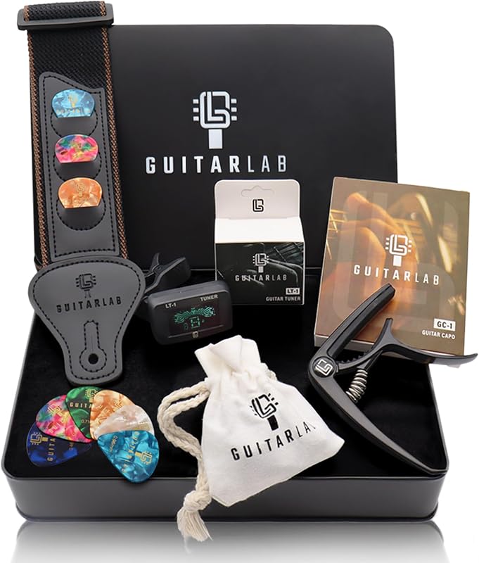 Kit de accesorios para guitarra Guitar Lab - Set de regalo con correa, cejilla, afinador y púas | Para bajistas eléctricos, acústicos y; paquete inicial para principiantes en una lata de metal de primera calidad; un regalo para guitarristas