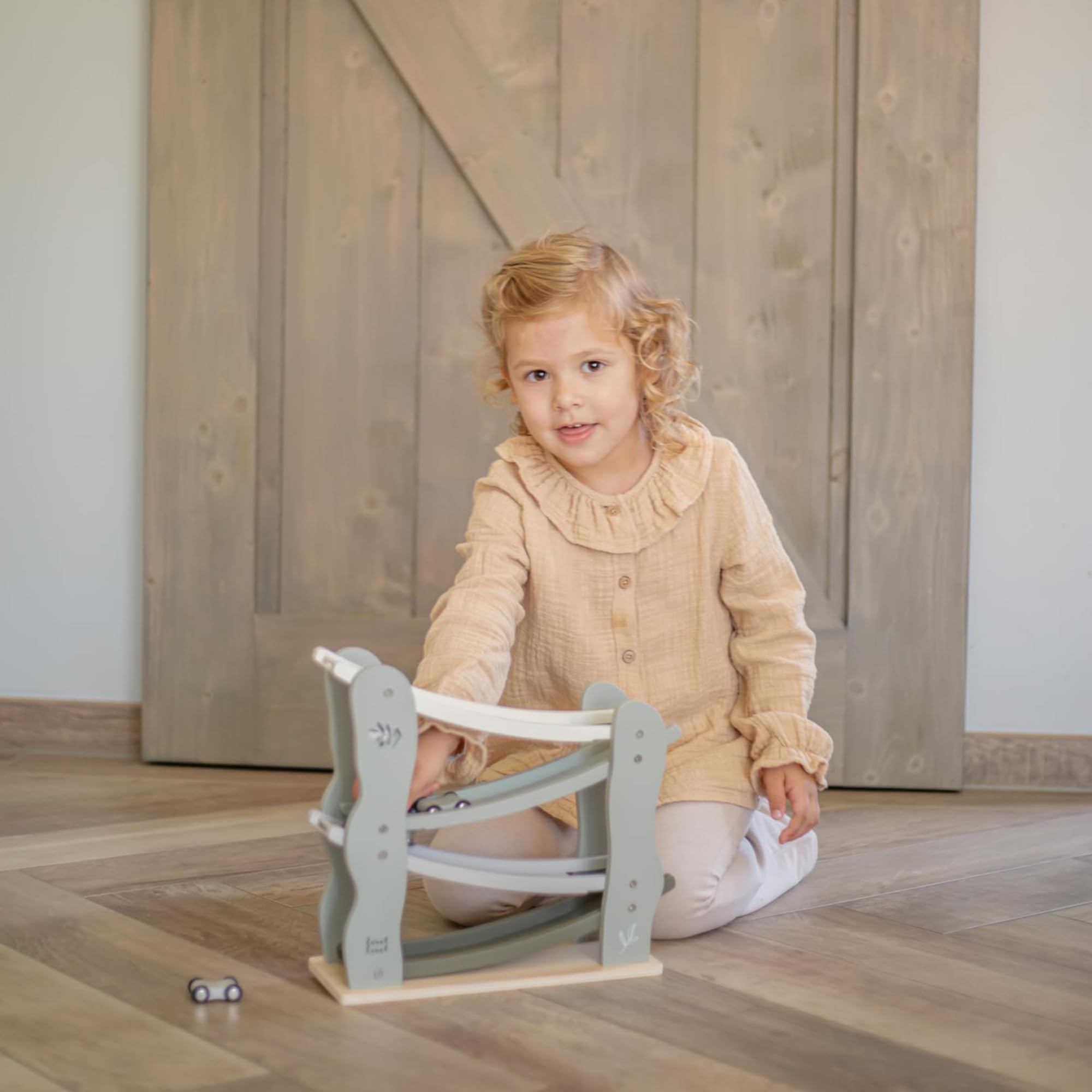 Personnalisable Circuit à Voitures en Bois Vert Olive - avec Petites Voitures & favorise la motricité Fine - pour Enfants dès 12 Mois - avec prénom & Date de Naissance - Label Label