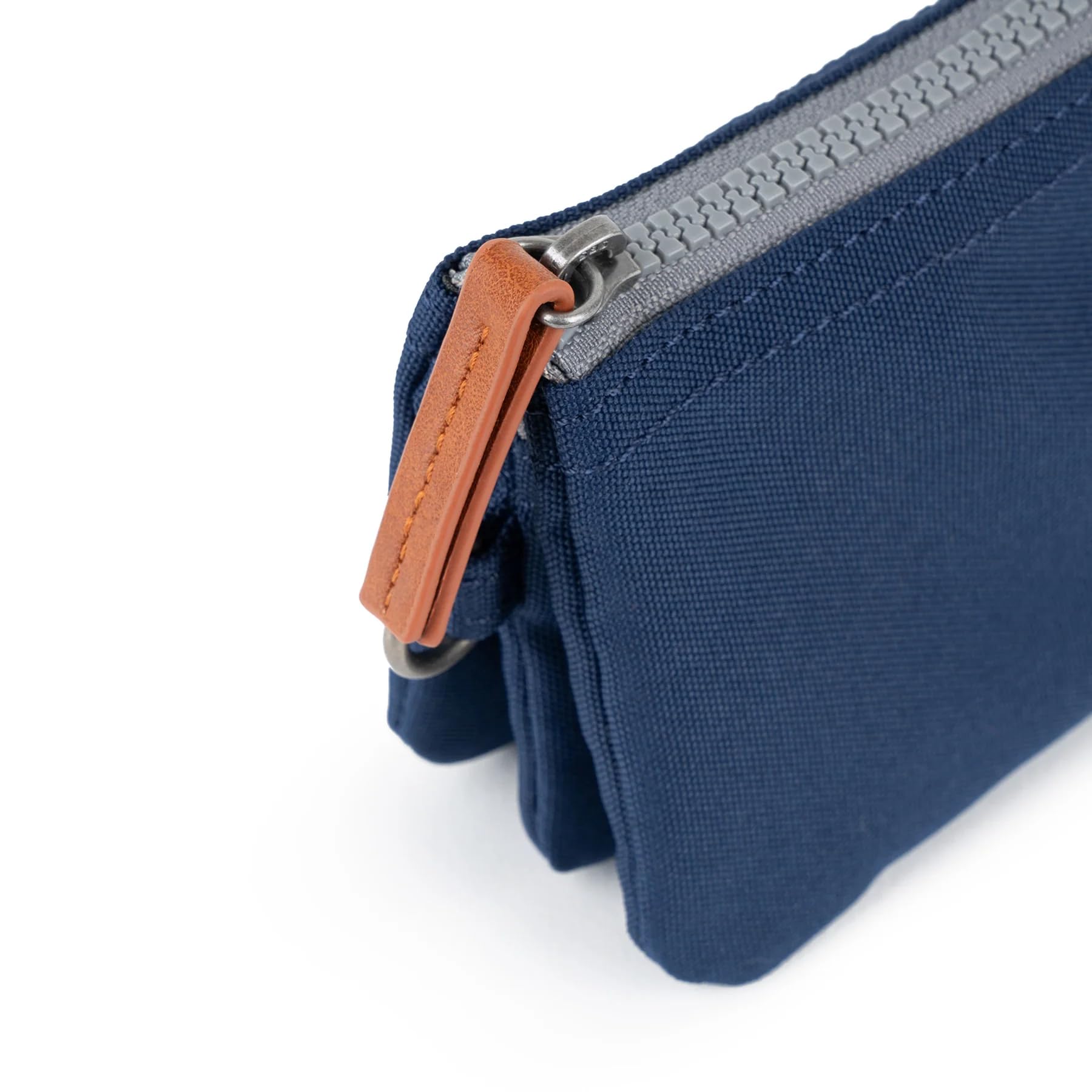 Roka London Carnaby - Tela riciclata piccola, Blu Croccante, lati morbidi