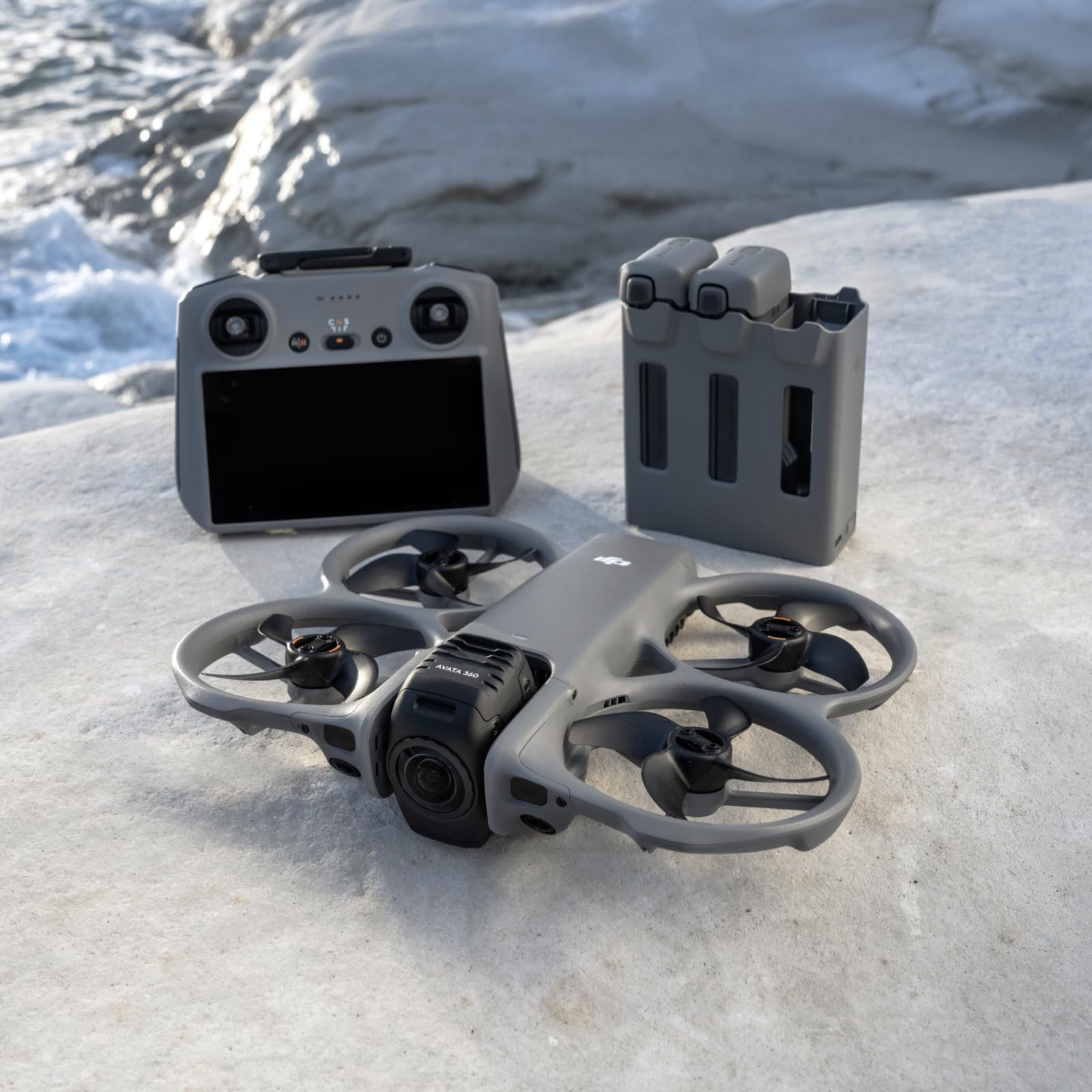 DJI Avata 360 Combo Fly More (RC 2), drone a 360° con imaging 8K a 360° da 1 pollice per FPV e riprese aeree, drone con fotocamera a 360° con paraelica. Include RC 2 e tre batterie.