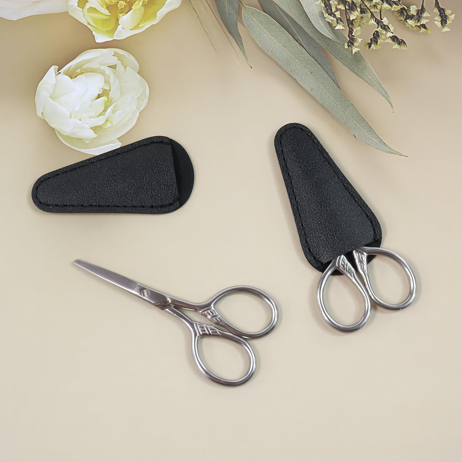 Lot de 2 paires de ciseaux à sourcils pour femme, 8,9 cm, tête ronde, ciseaux à poils pointus, adaptés pour les poils du visage, les sourcils, les cils, le nez, la barbe, étui en cuir synthétique