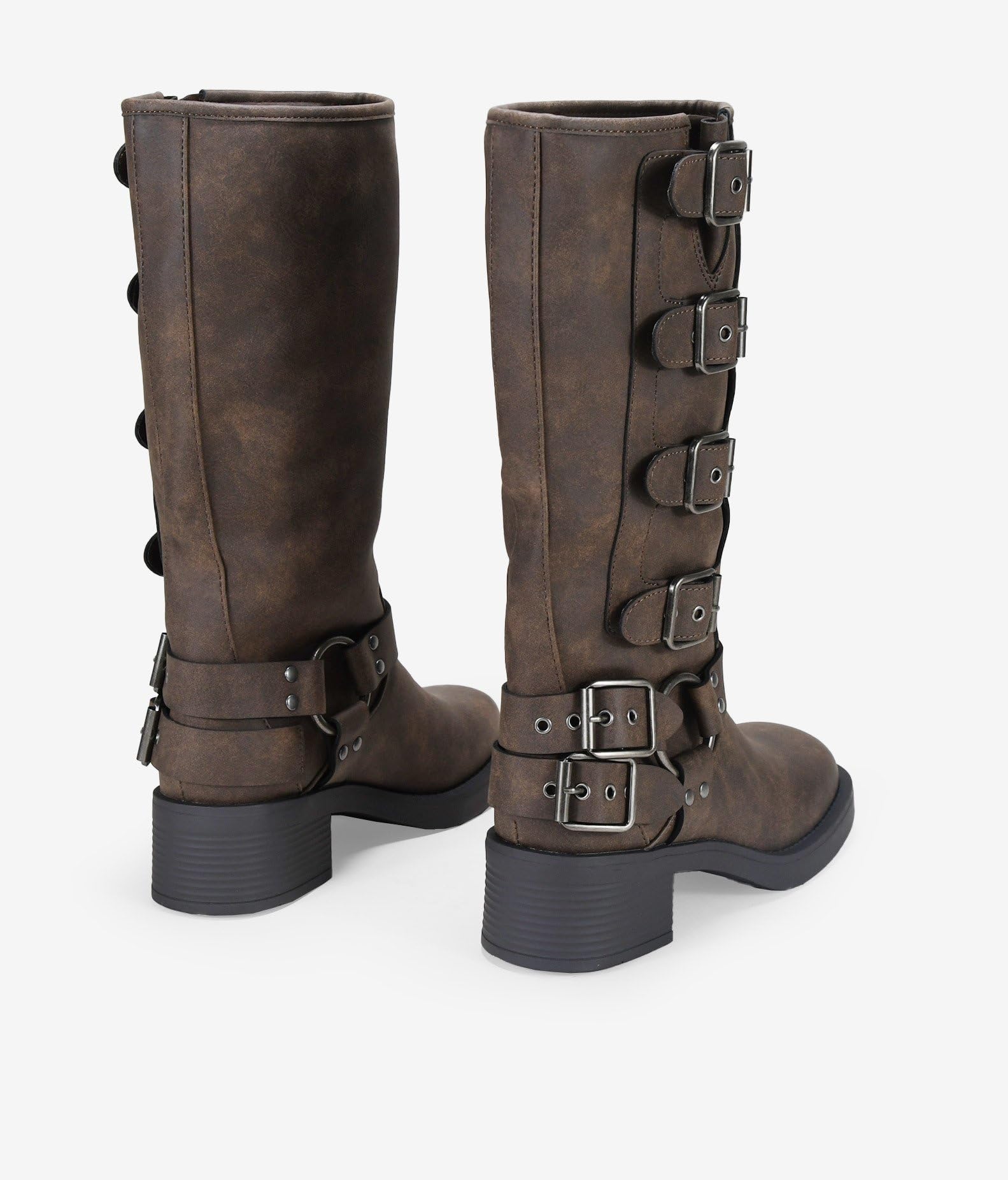 BOSANOVA Botas Altas Estilo Biker confeccionadas con Detalle de argolla metálica y Hebillas Decorativas en la caña y Suela Plana con Ligero tacón de 4.7 cm Sin Cierre. Calzado para Mujer