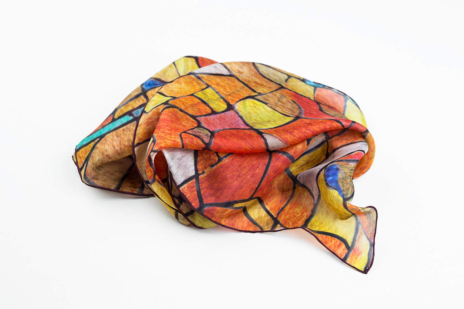 Roter Seidenschal mit Mosaikdruck für Herren, ein Design, inspiriert vom Buntglaslicht der Sagrada Familia in Barcelona