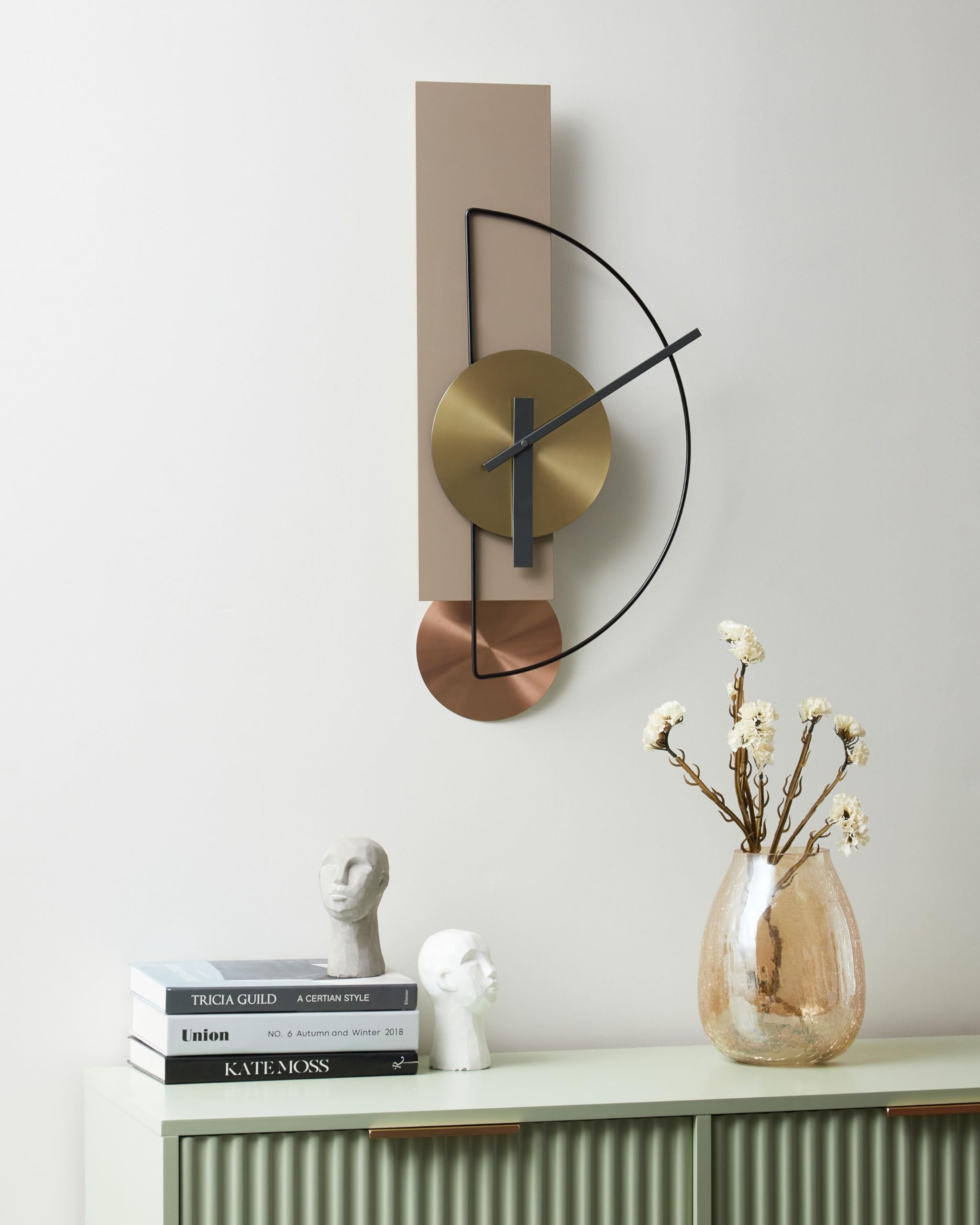 Beliani Reloj de Pared decoración Colgante 31 x 63 cm diseño Moderno con péndulo Decorativo sin números Acero Beige Cevins