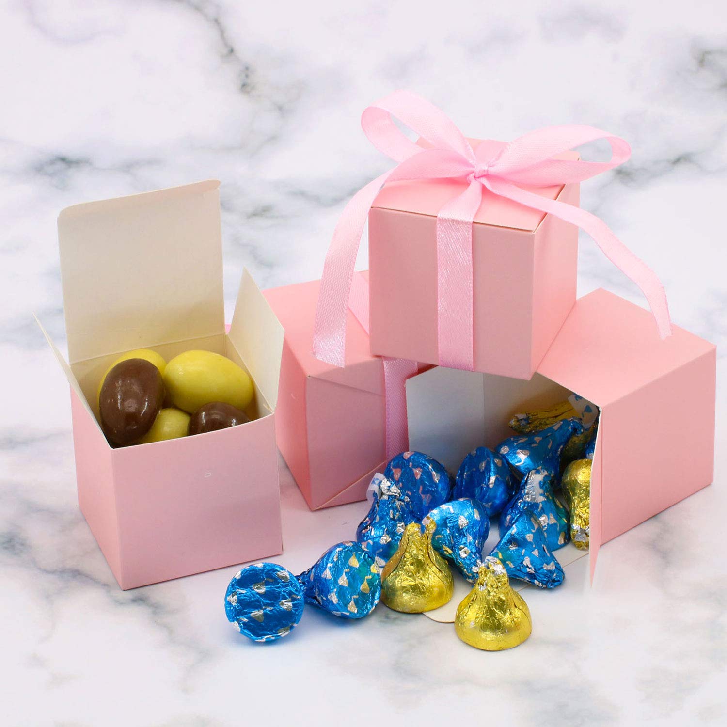 KPOSIYA Pudełka na upominki, 70 sztuk, 5,1 x 5,1 x 5,1 cm, różowe pudełka na cukierki ze wstążkami na wesela, baby shower i przyjęcia urodzinowe