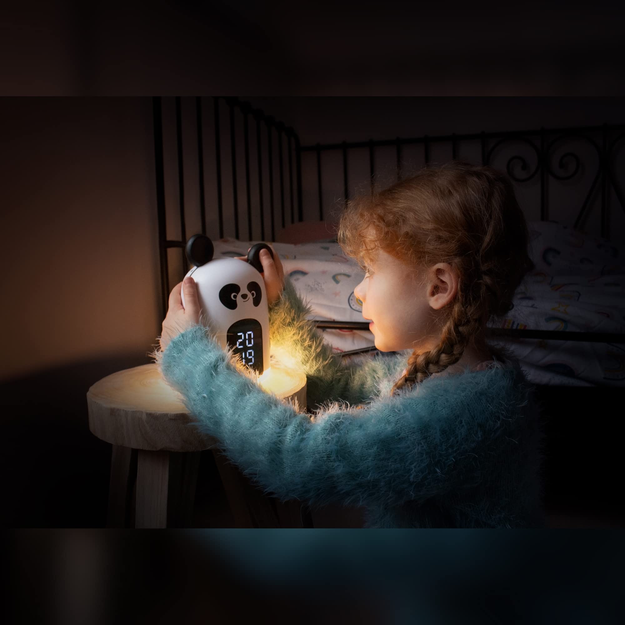 BigBen Interactive Panda - Reloj Despertador Digital Infantil con luz quitamiedos Nocturna Verde Pantalla LCD, 3 melodías, 3 Niveles de Brillo Ajustables, Volumen Ajustable, alimentación 230V