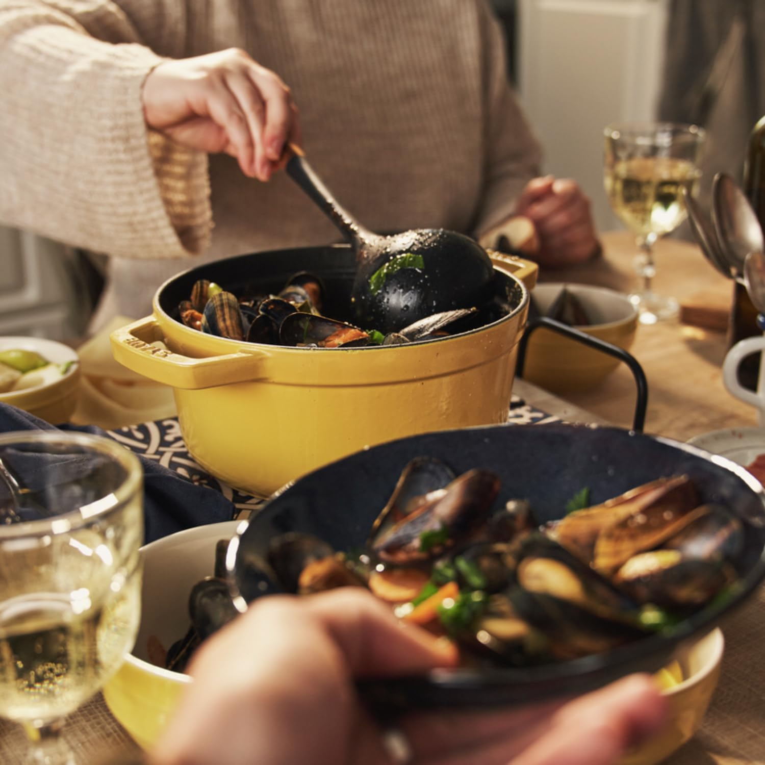 STAUB - Olla de hierro fundido esmaltado con tapa, todos los fuegos incluyendo inducción, 5 a 7 personas, redonda, 28 cm, 6,70 L, 7 kg, limón