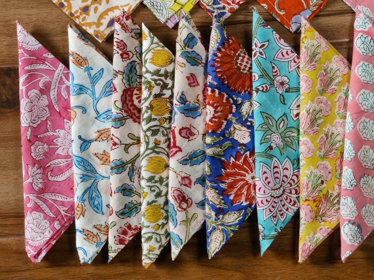 INDACORIFY Lot de 50 Serviettes de Table 100% Coton imprimé à la Main de Style Indien, Serviettes de Table Mouchoir 40,6 x 40,6 cm Serviettes de Cuisine Décoration de Table en Lin
