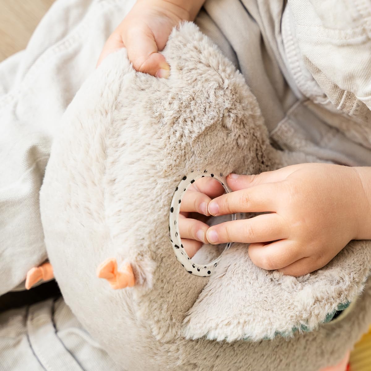 Done by Deer Juego de Ocultación y Descubrimiento – Clucky – Arena | Juego Sensorial y de Motricidad para Bebés a Partir de 6 Meses | Con Pollitos, Espejo y Mordedor | Fomenta la Motricidad Fina y la